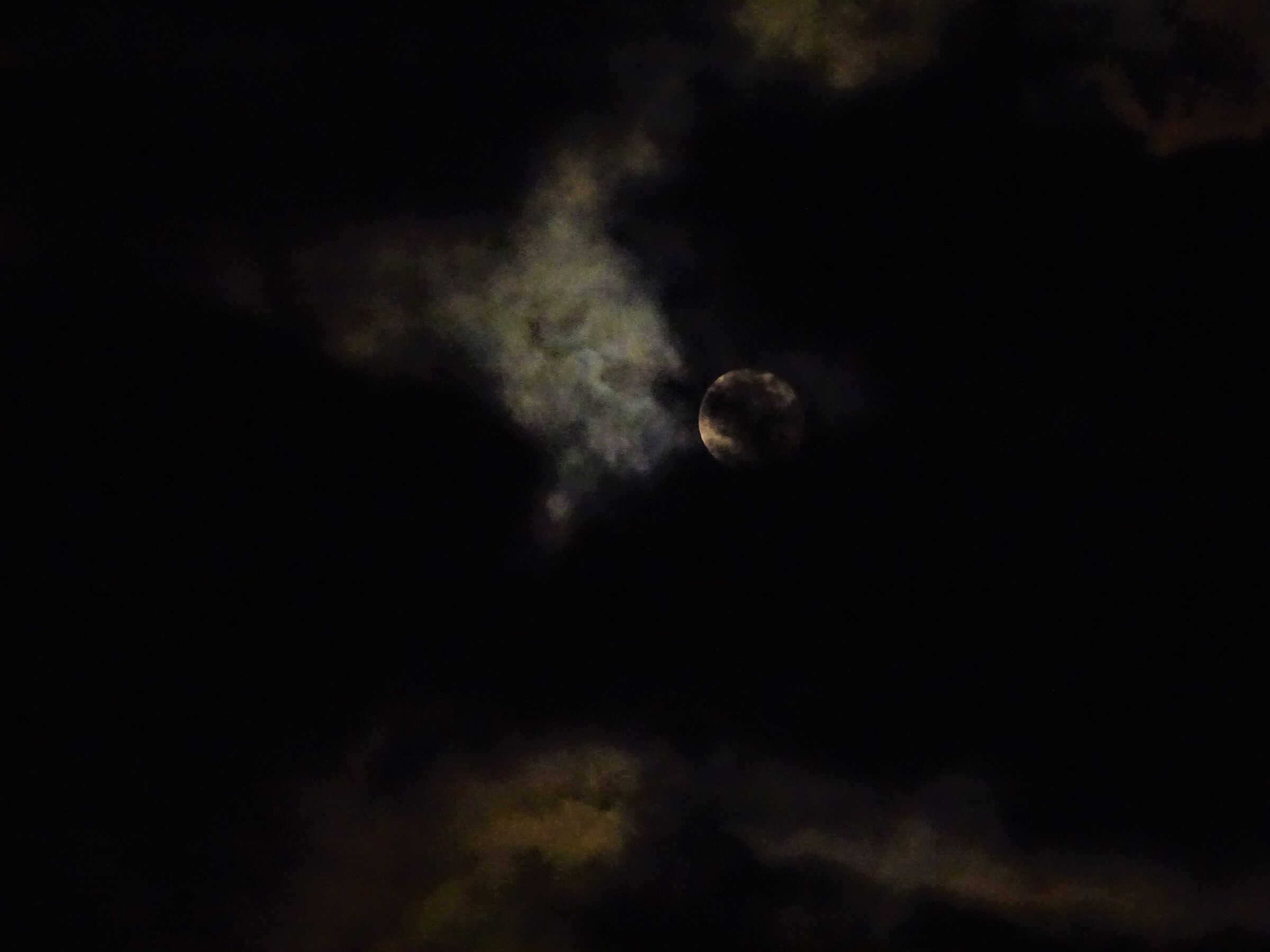 la luna del 31.12.2020 tra le nuvole...