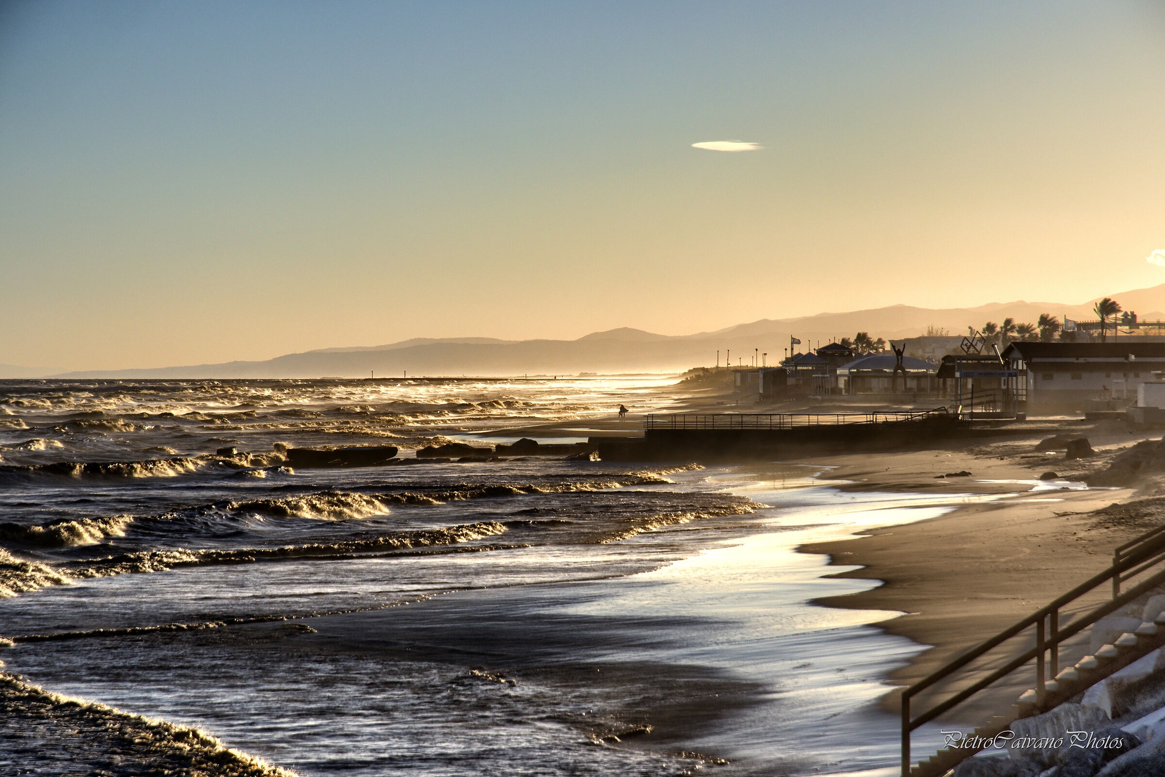 Mare impetuoso al tramonto