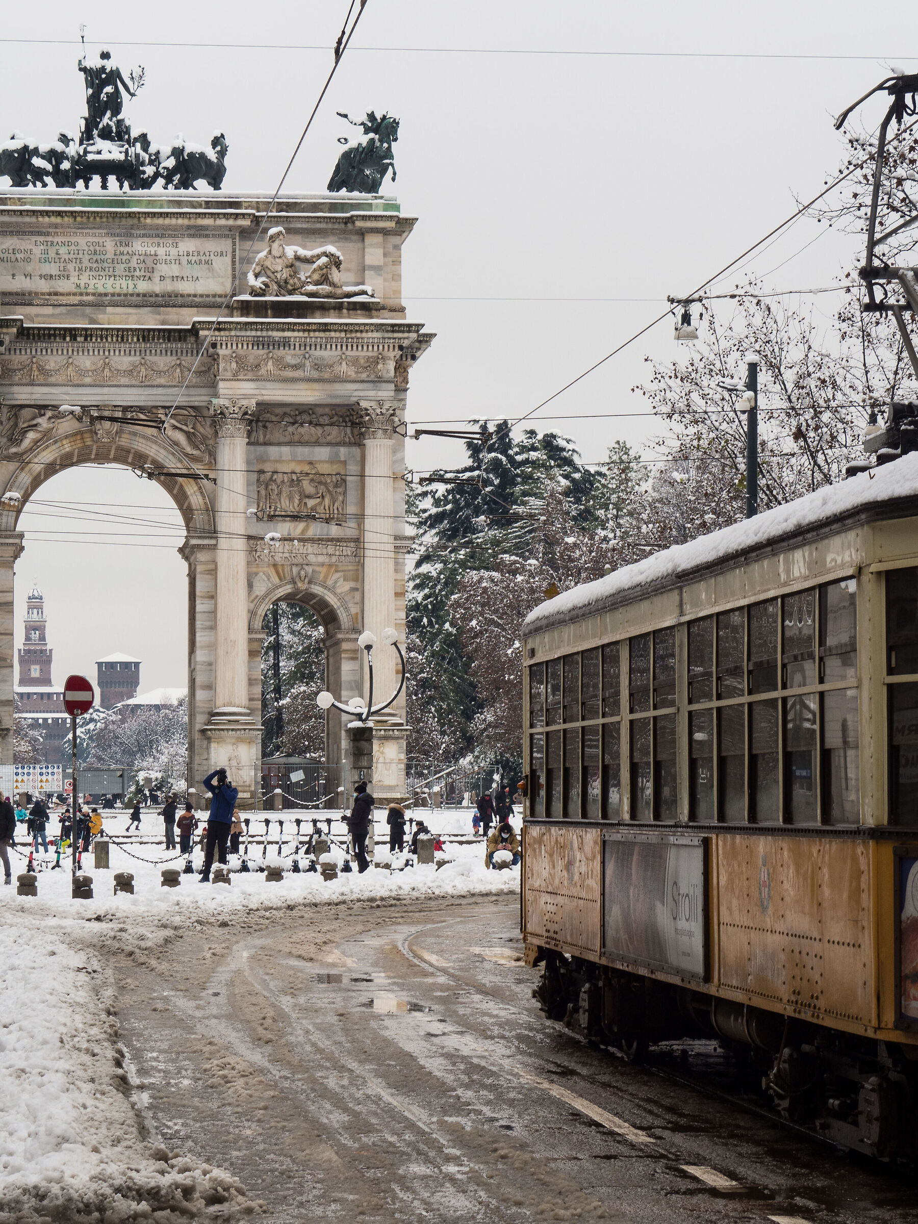 the arch at the passage of the tram