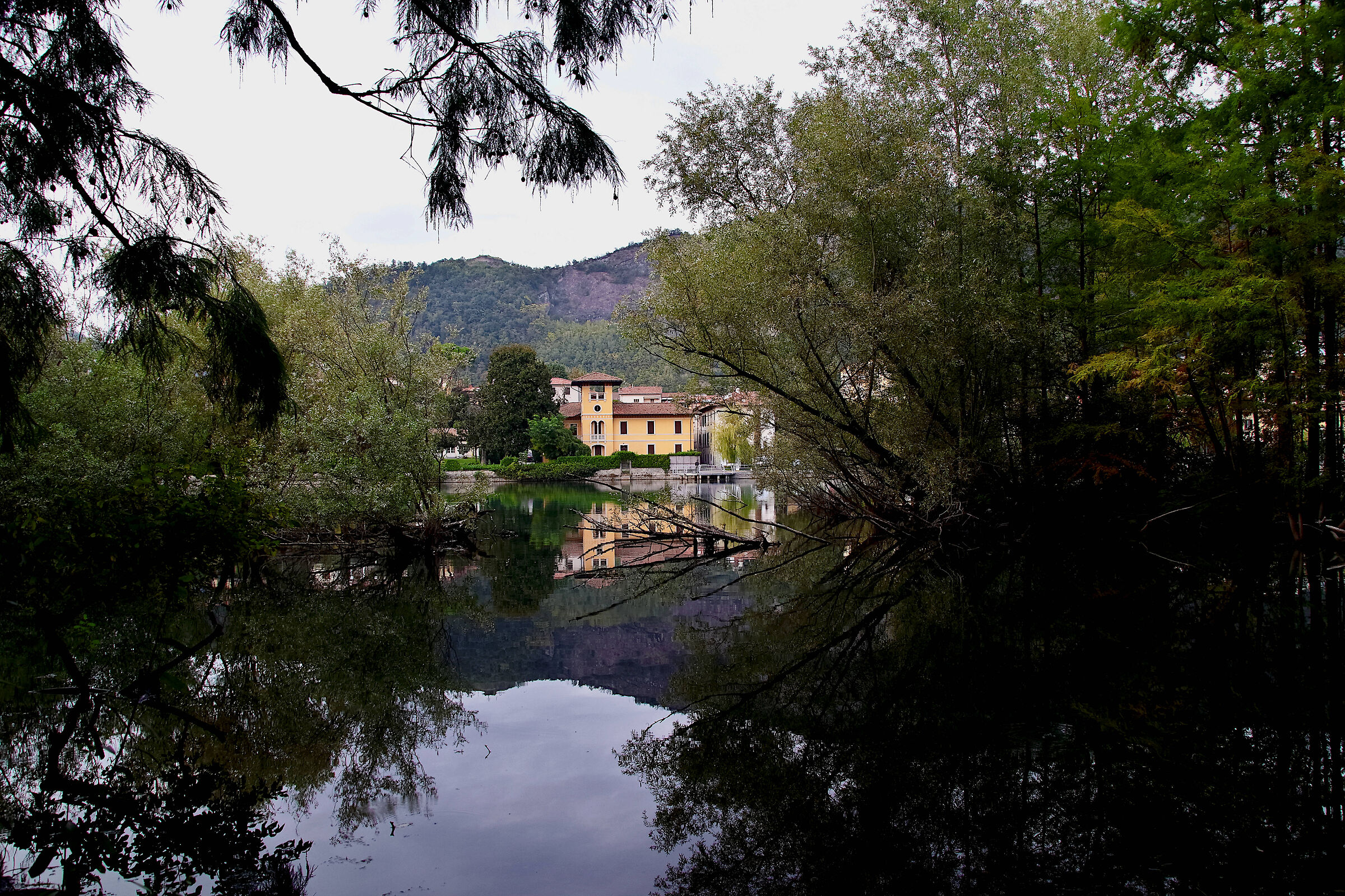 Lake Sarnico and its villas