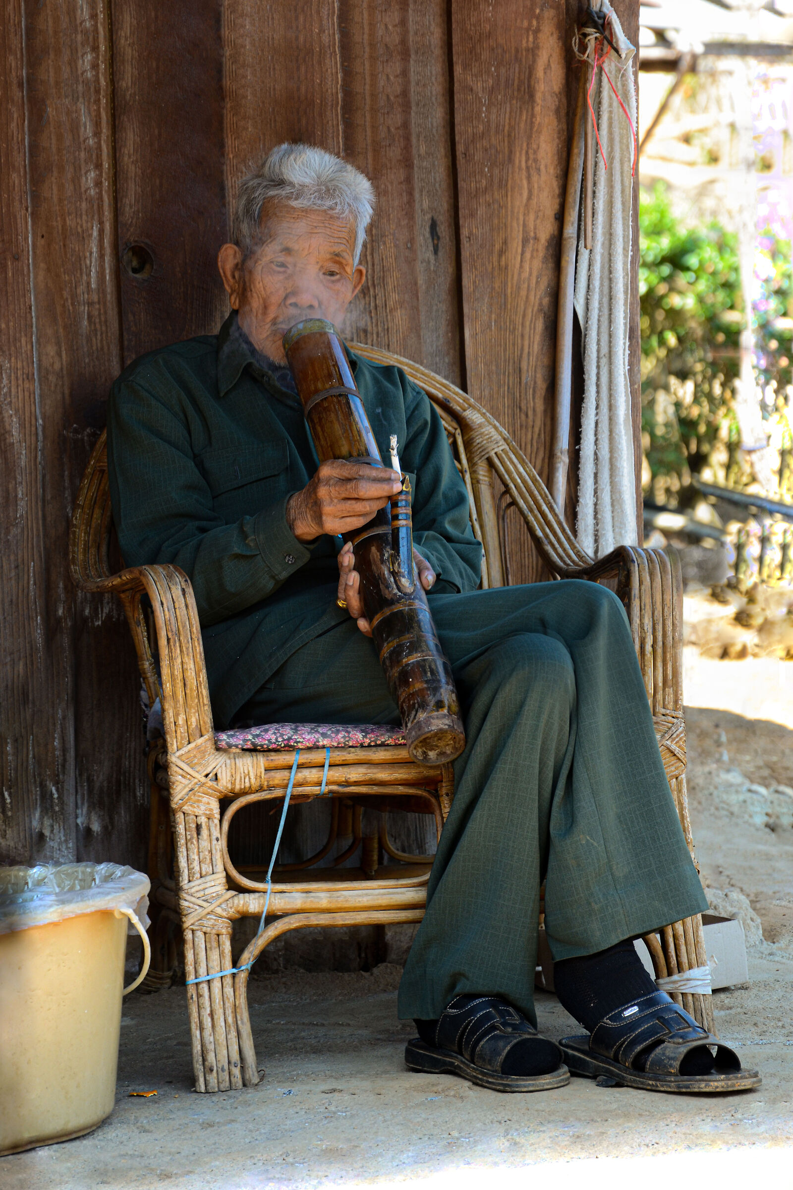Fumatore di pipa thai