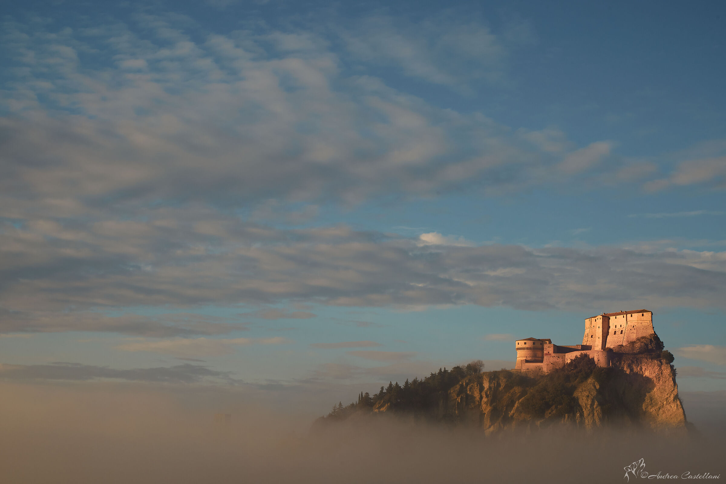 San Leo sorge dalla nebbia