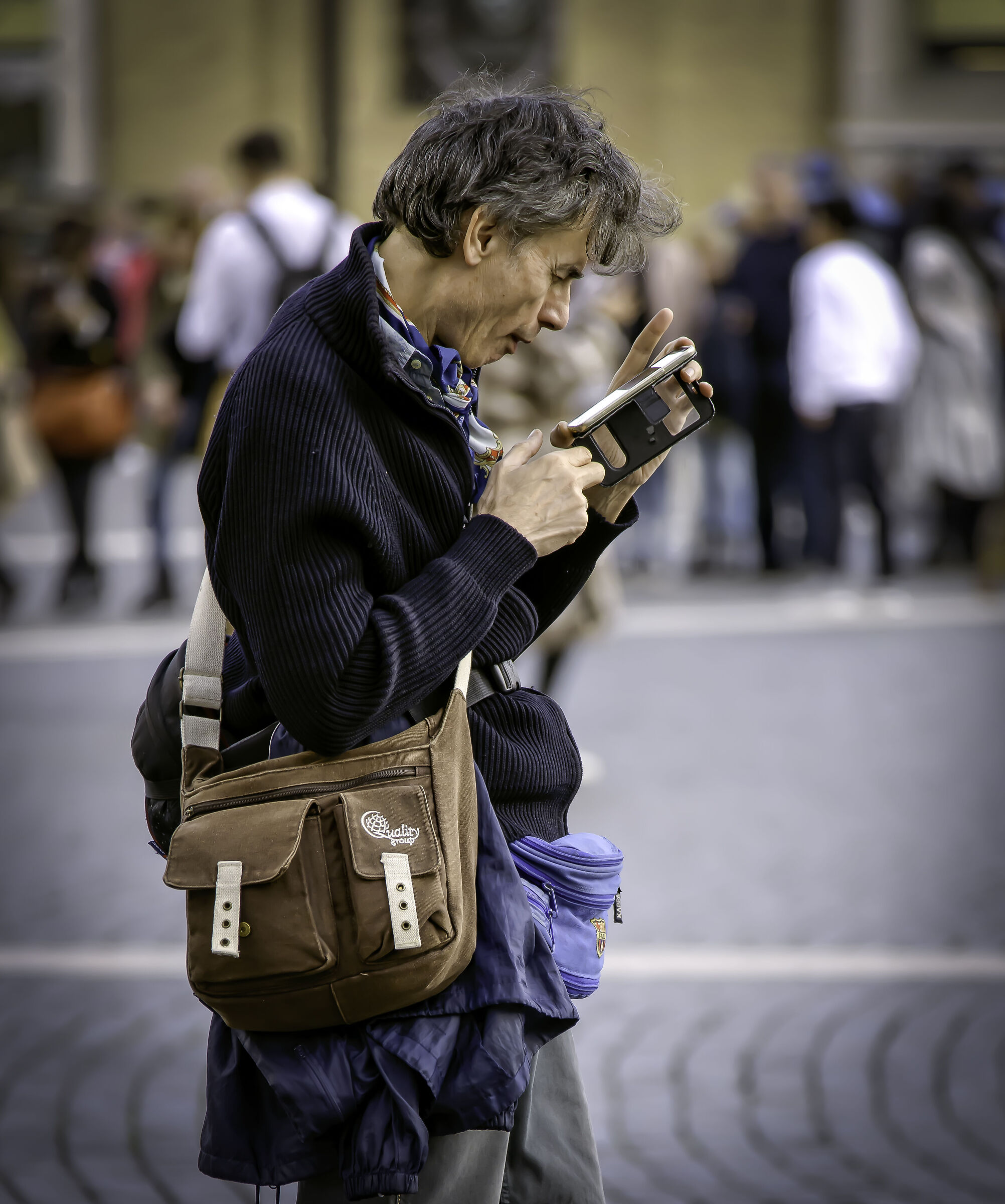 Ezio alle prese con lo smartphone