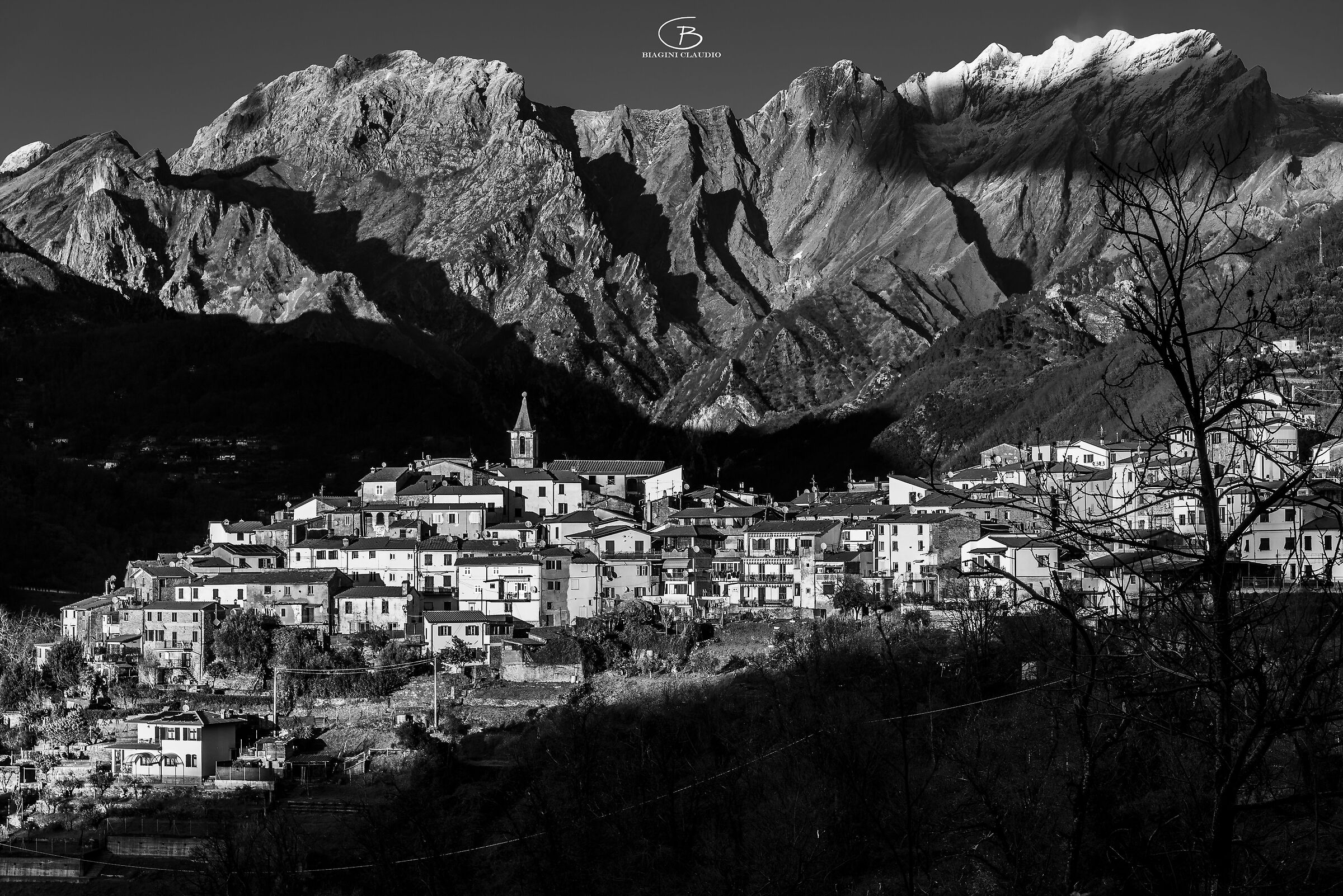 Pariana avvolta dalla vastità delle Apuane