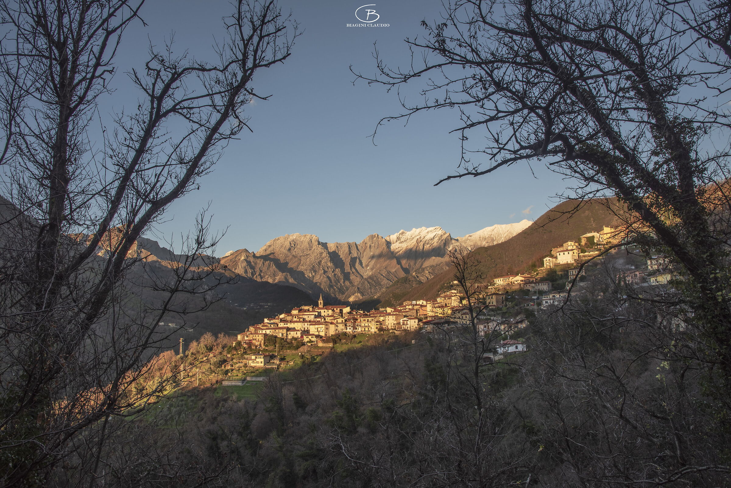 Pariana avvolta dalle Alpi Apuane e vegetazione