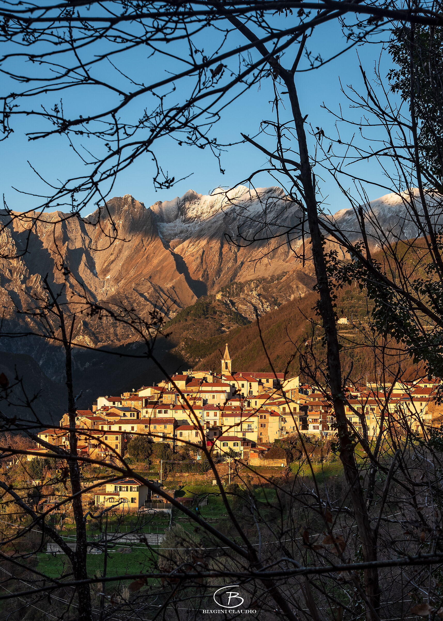 Pariana avvolta dalle Alpi Apuane e castagni