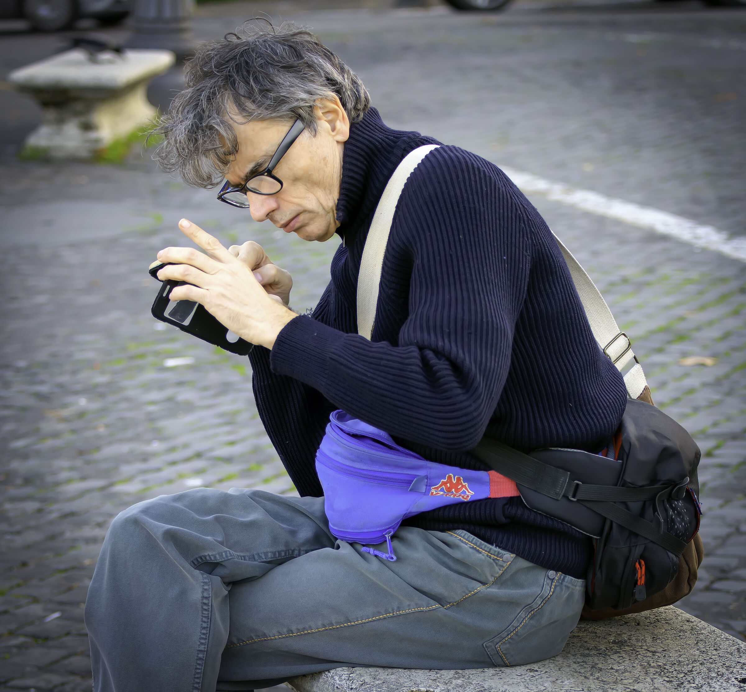 Ezio, ancora, alle prese con lo smartphone