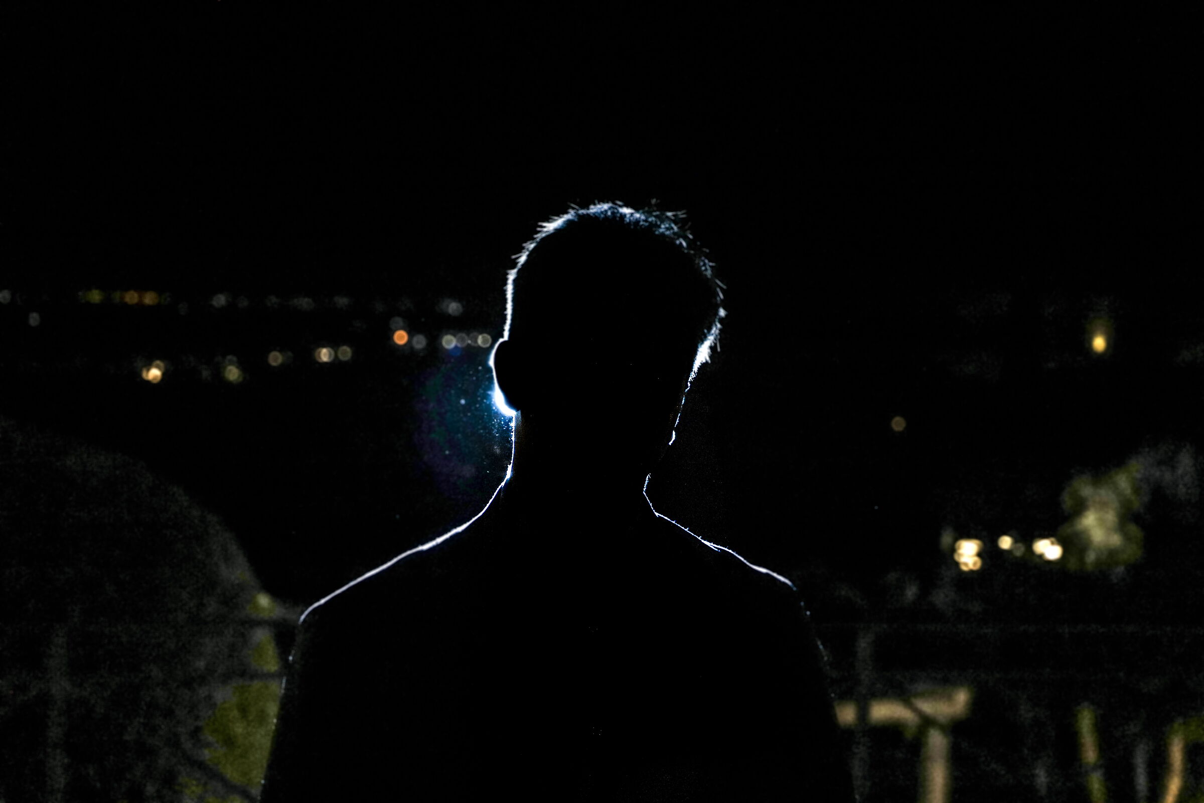 Sagoma di un uomo nel buio della notte