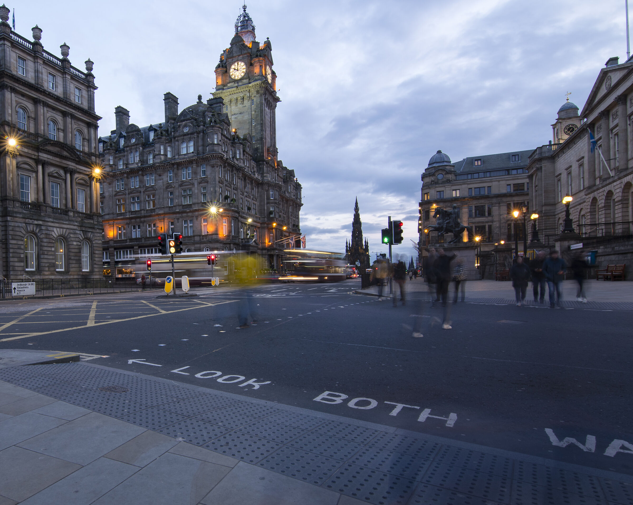 Edinburgh by night 2