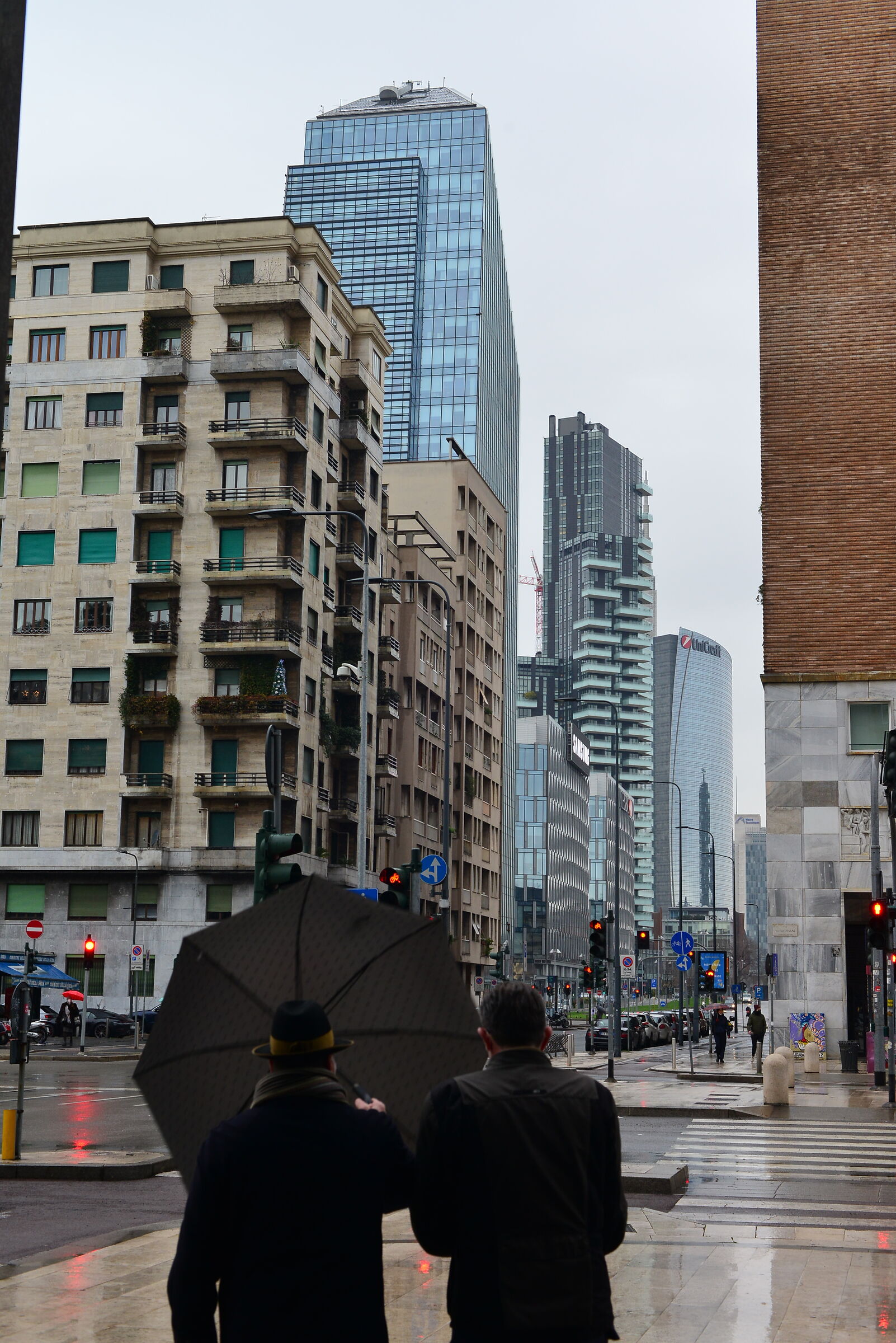 Milano-camminando sotto la pioggia