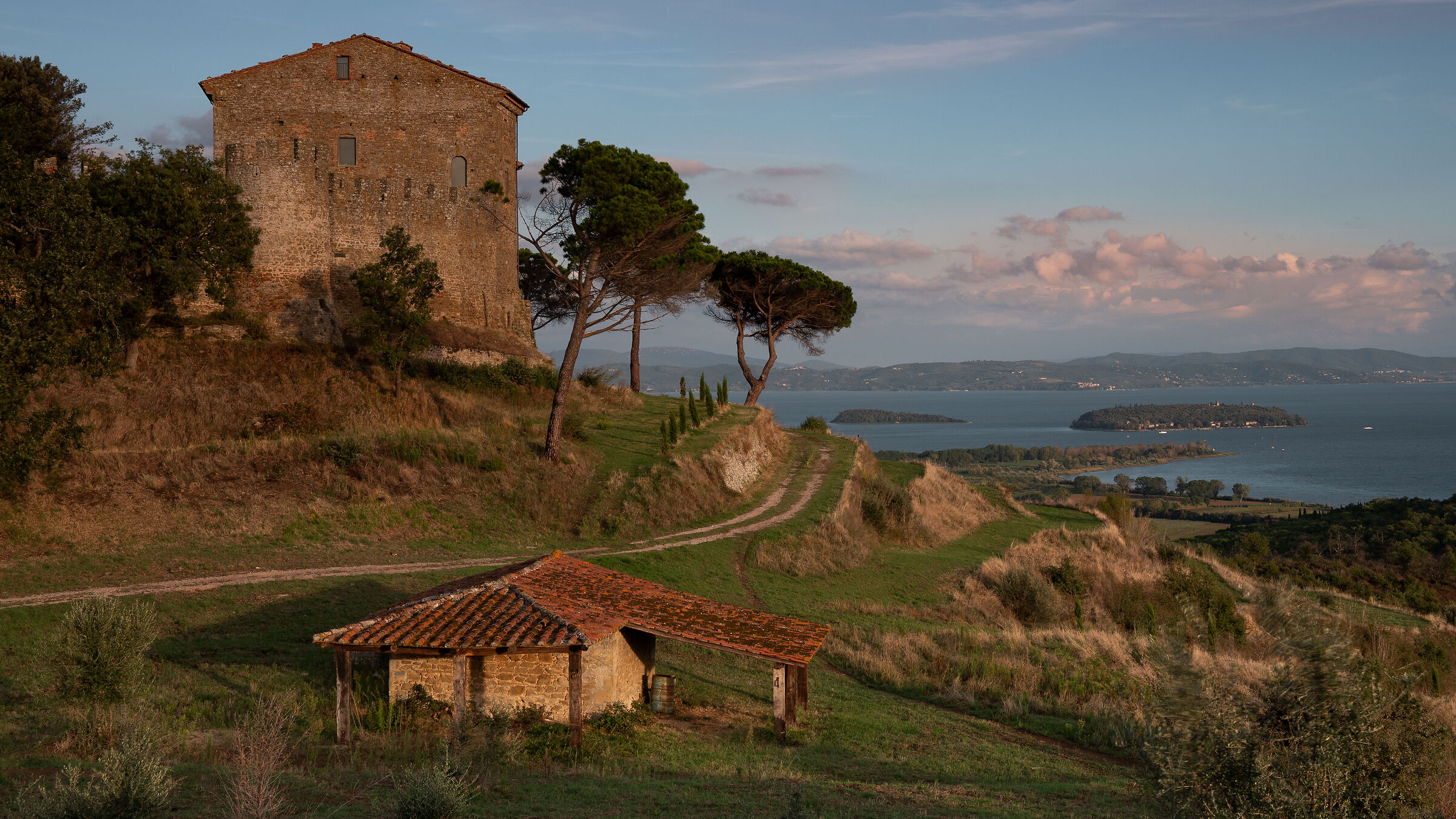 From the castle of Montegualandro to the Trasimeno