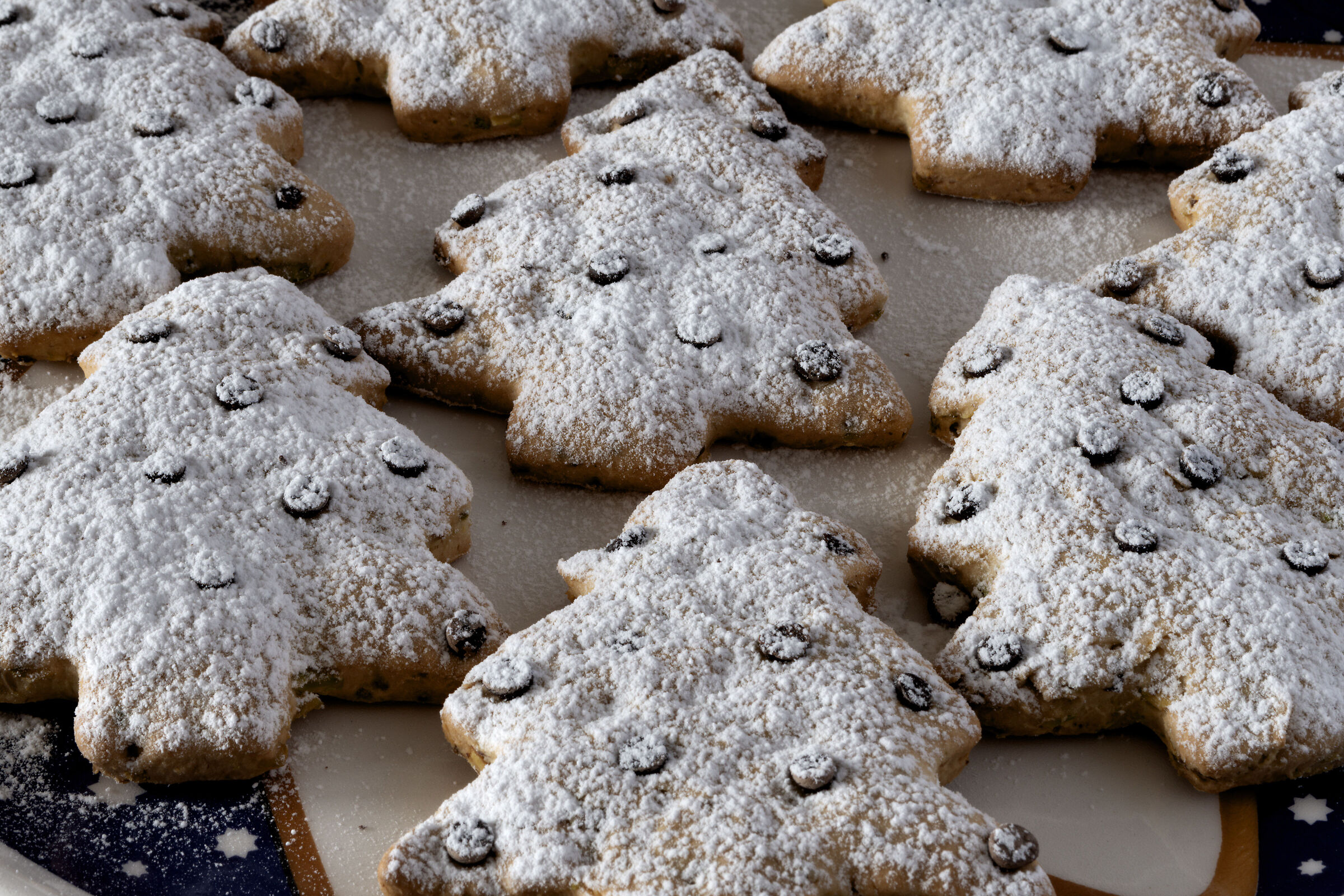 biscotti di natale a forma di albero con zucchero al ve