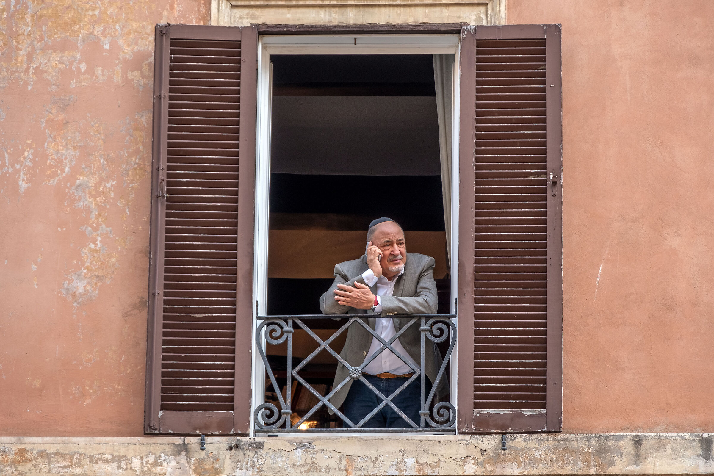Alla finestra nel quartiere ebraico