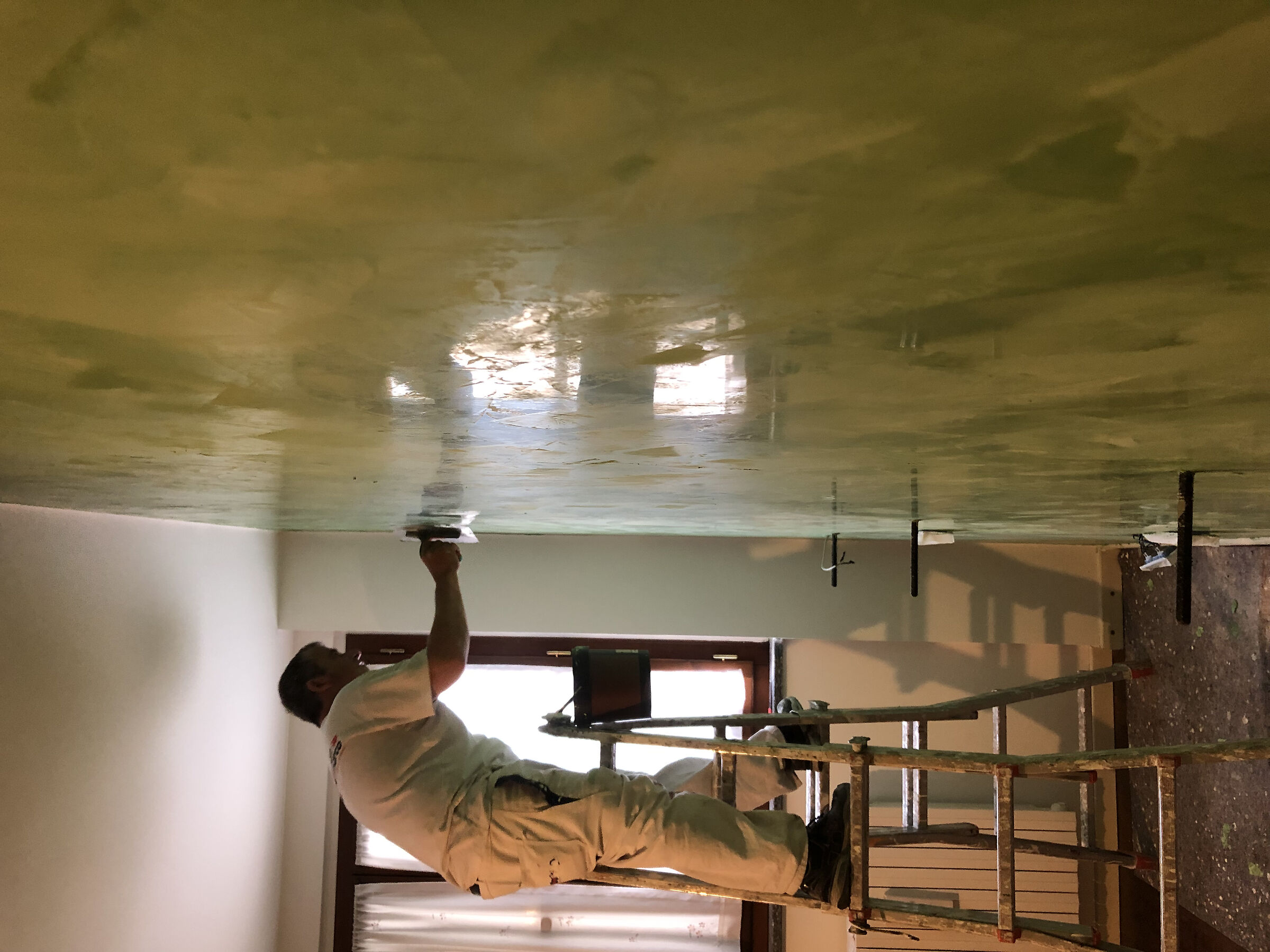 Io mentre faccio lo stucco antico