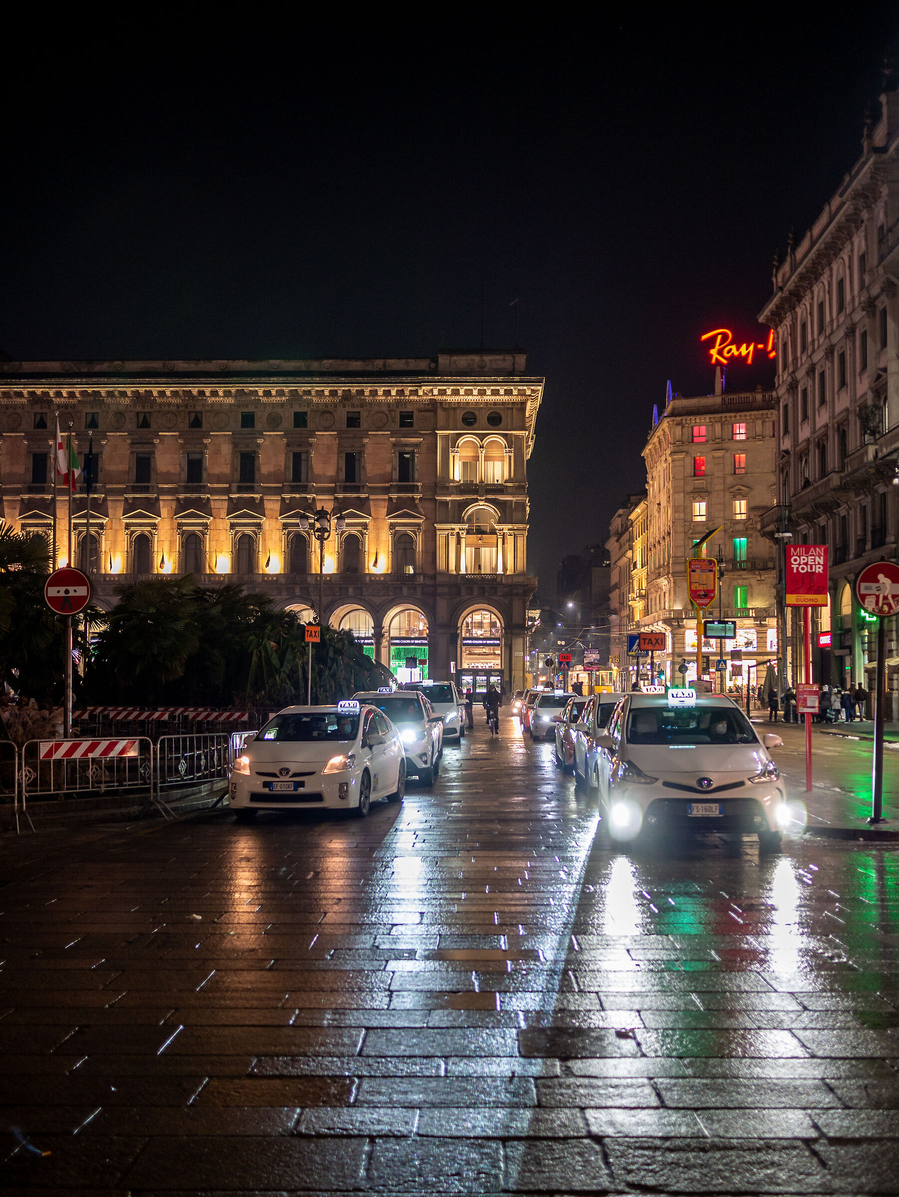 Taxi - Piazza Duomo Milan