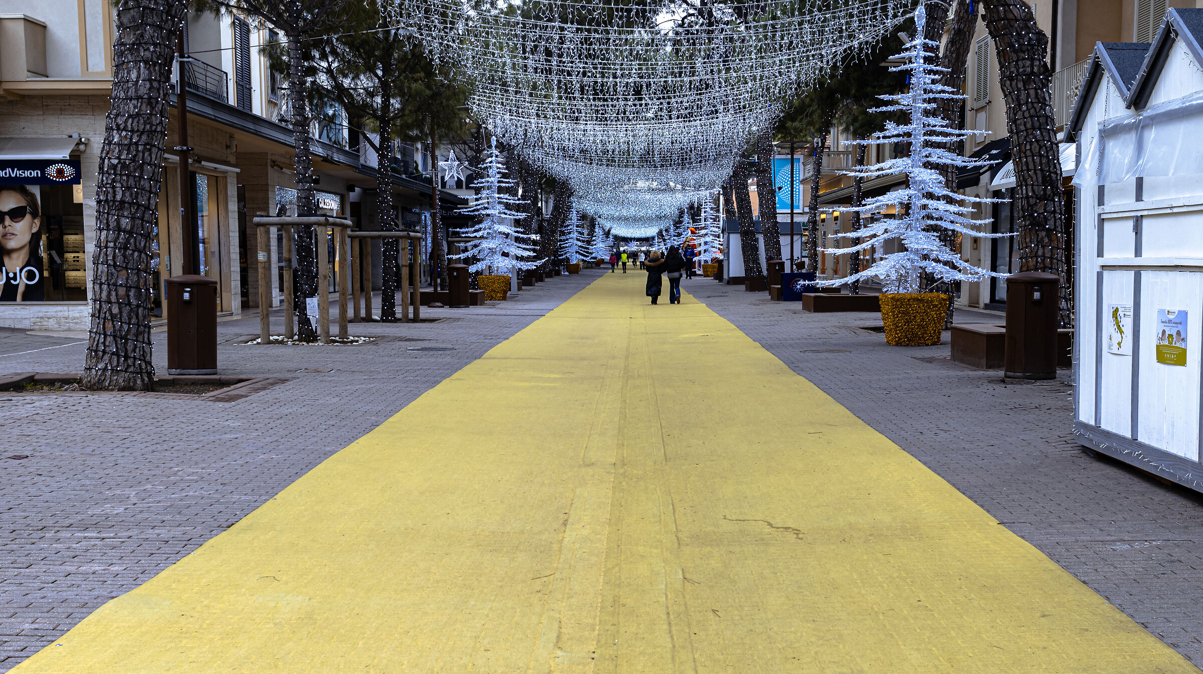 Snow at points of light