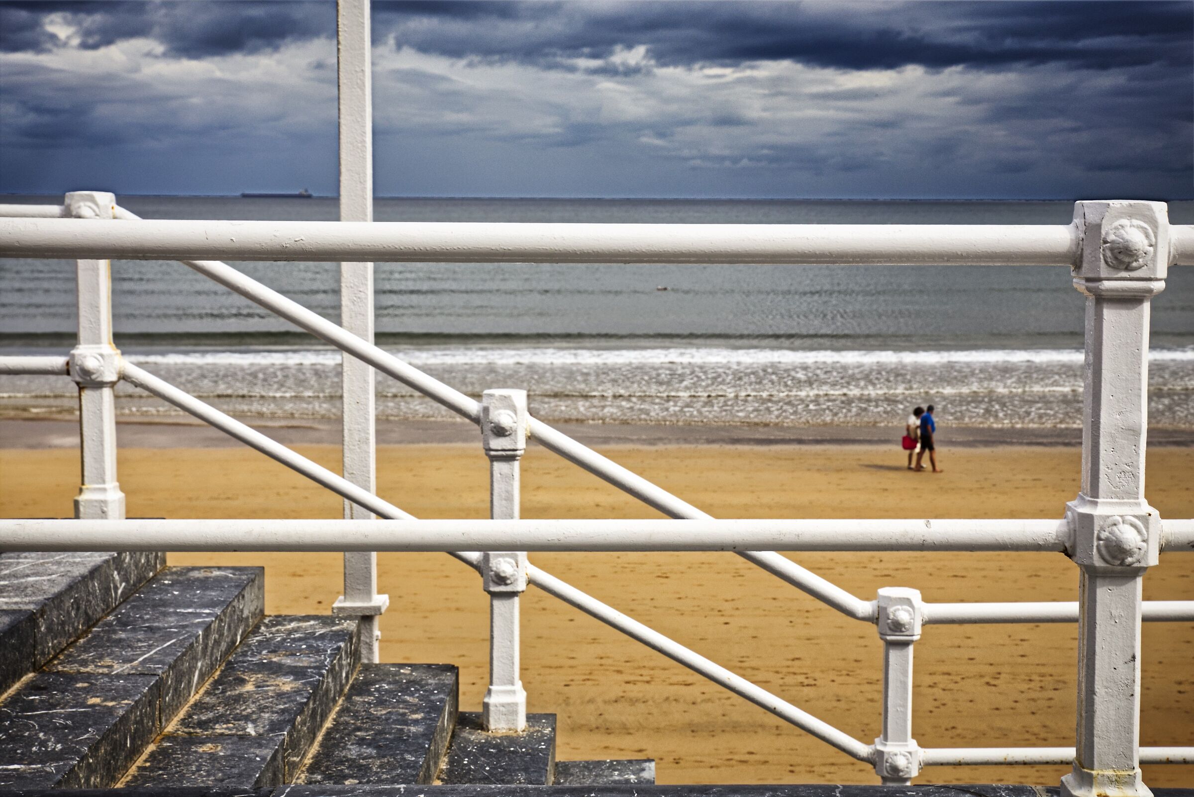 Linee con spiaggia, mare e figure