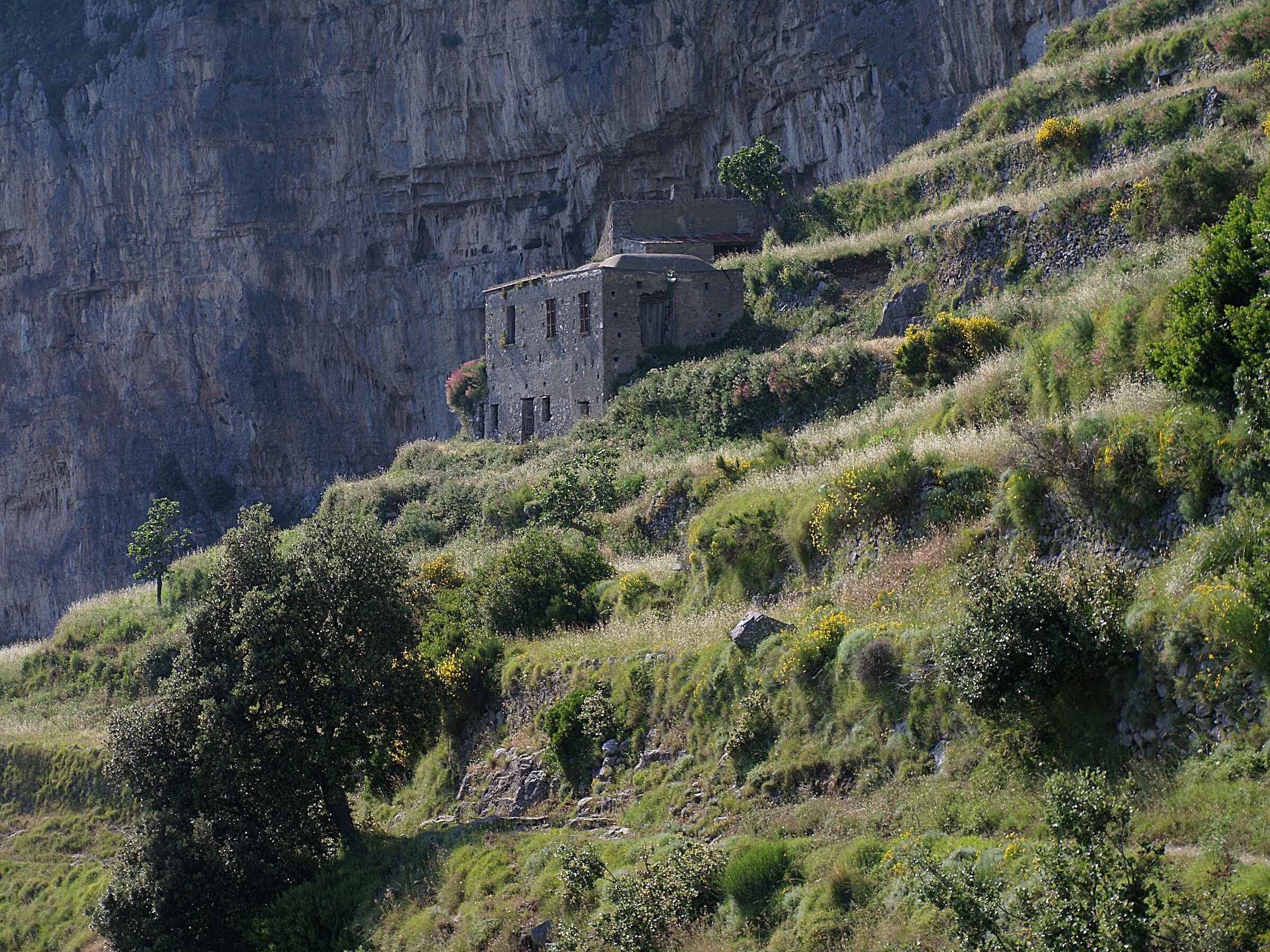 rudere sul sentiero degli dei