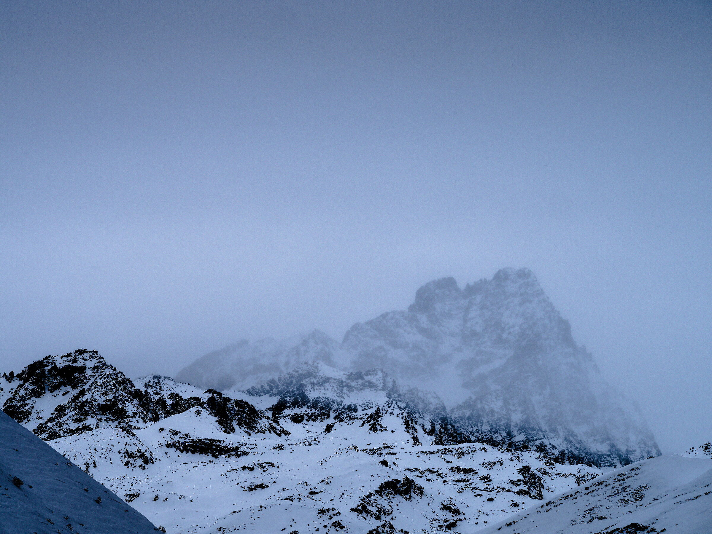 Il Re di pietra tra la nebbia