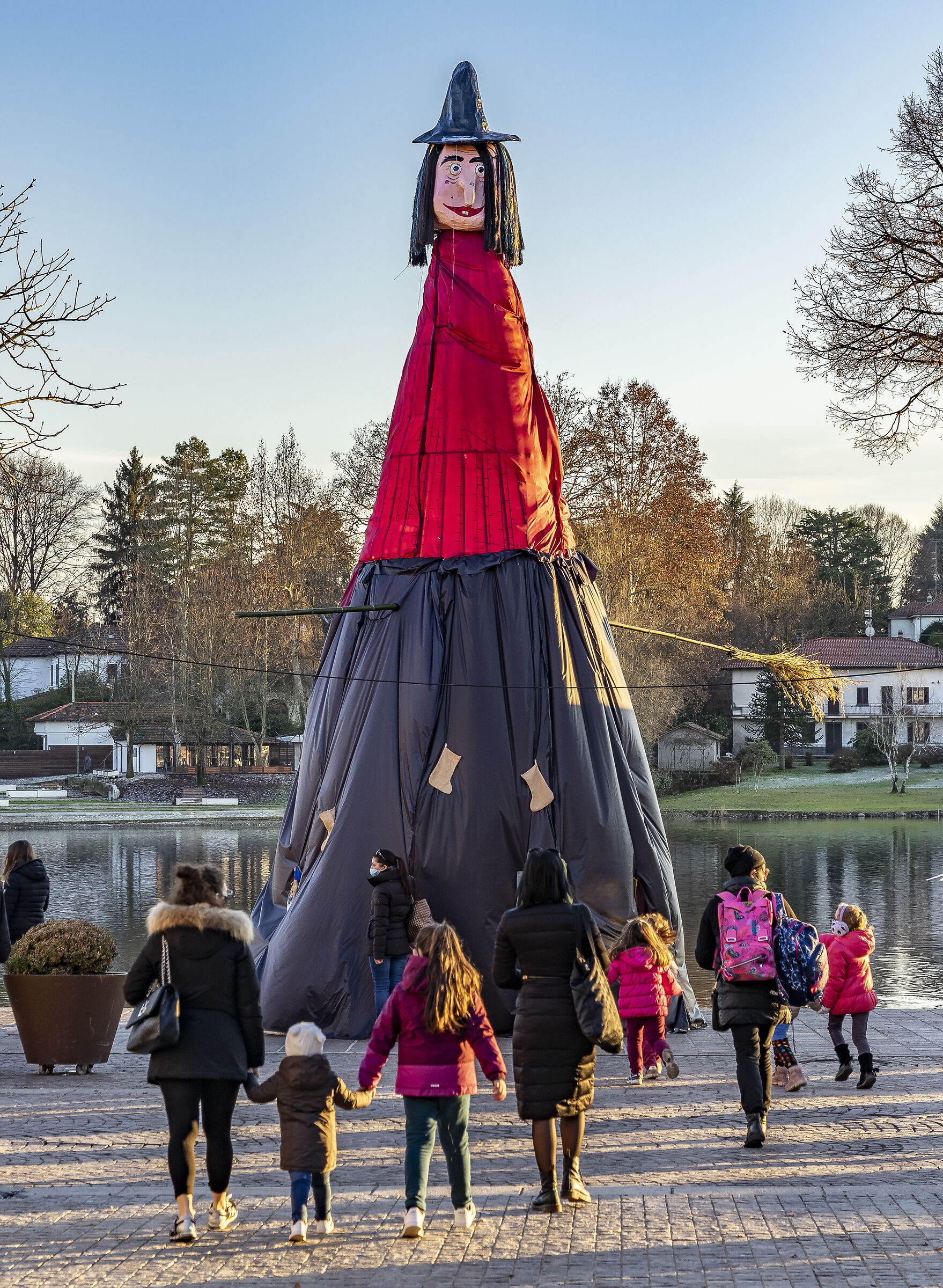 Albero di Natale cammuffato da Befana