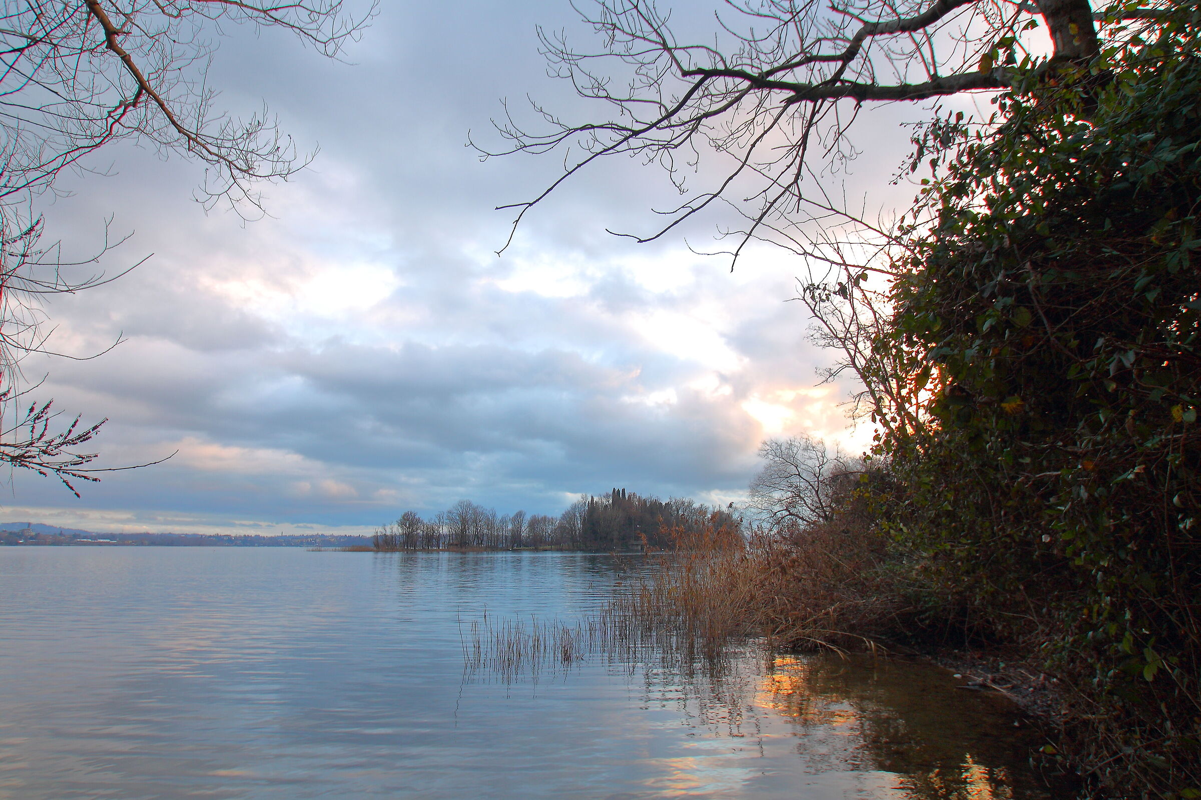 Pusian Lake (fore glimpse)