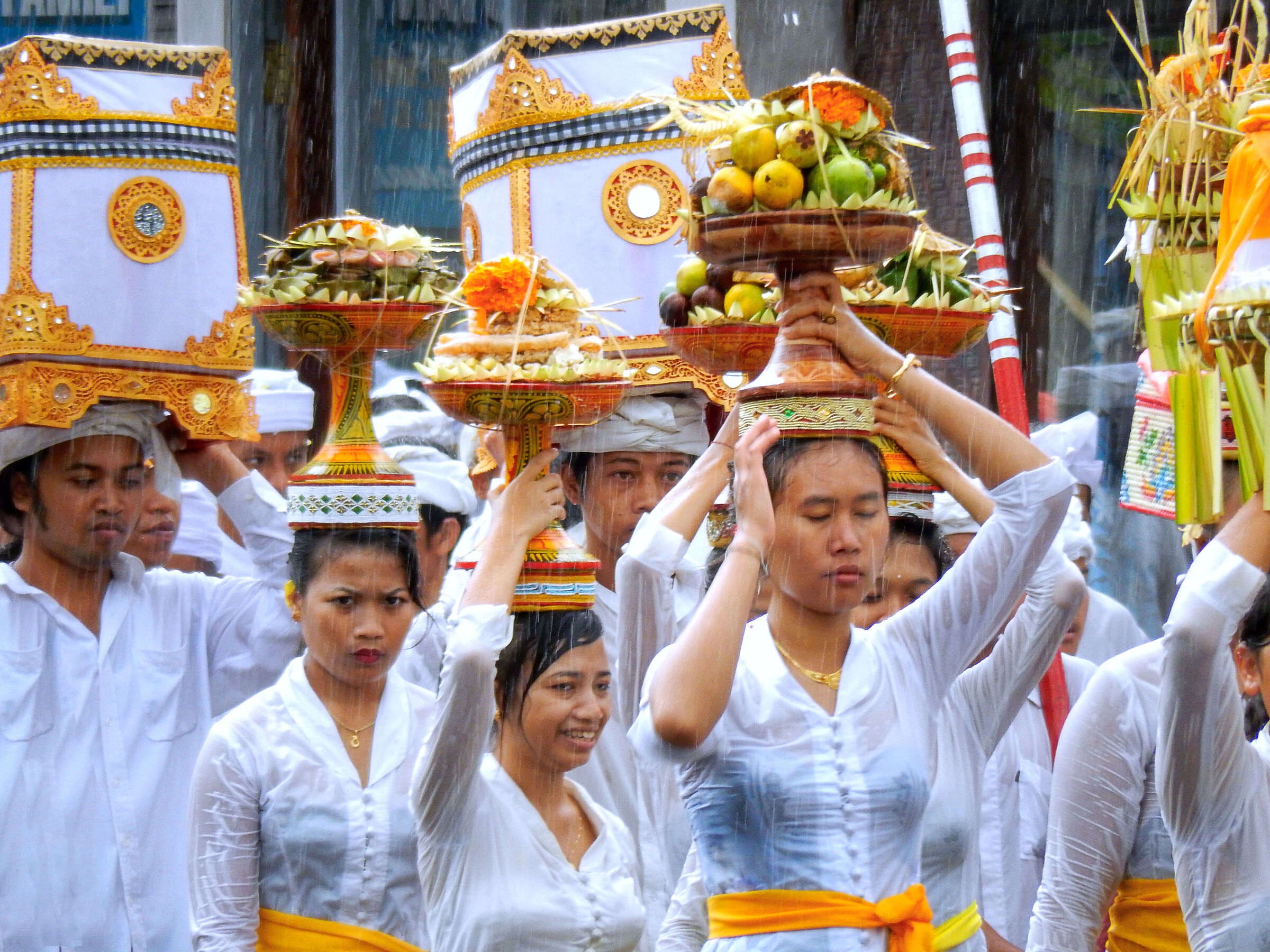 processione sotto la pioggia