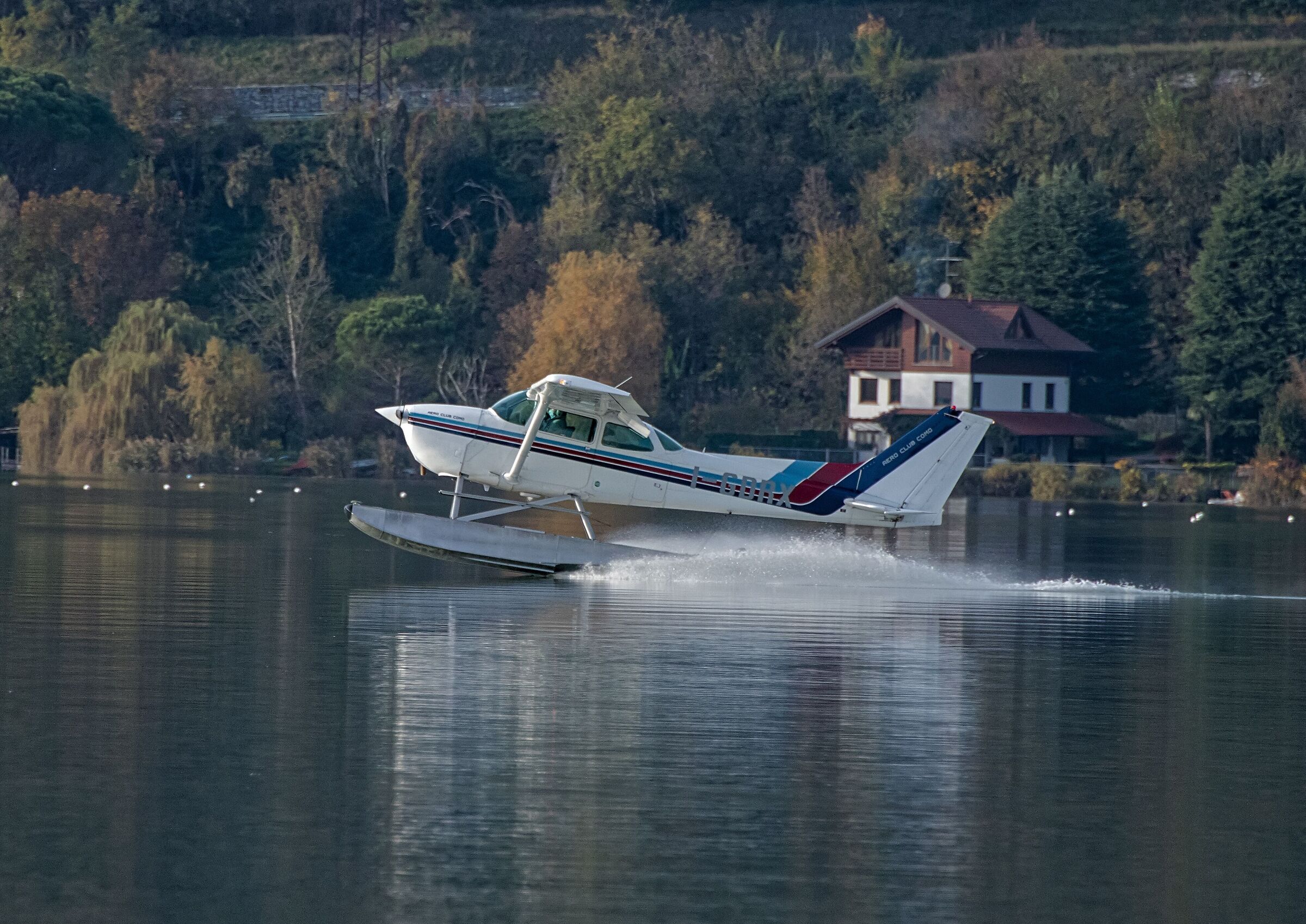 seaplane airplane club como while landing 29/10/2020