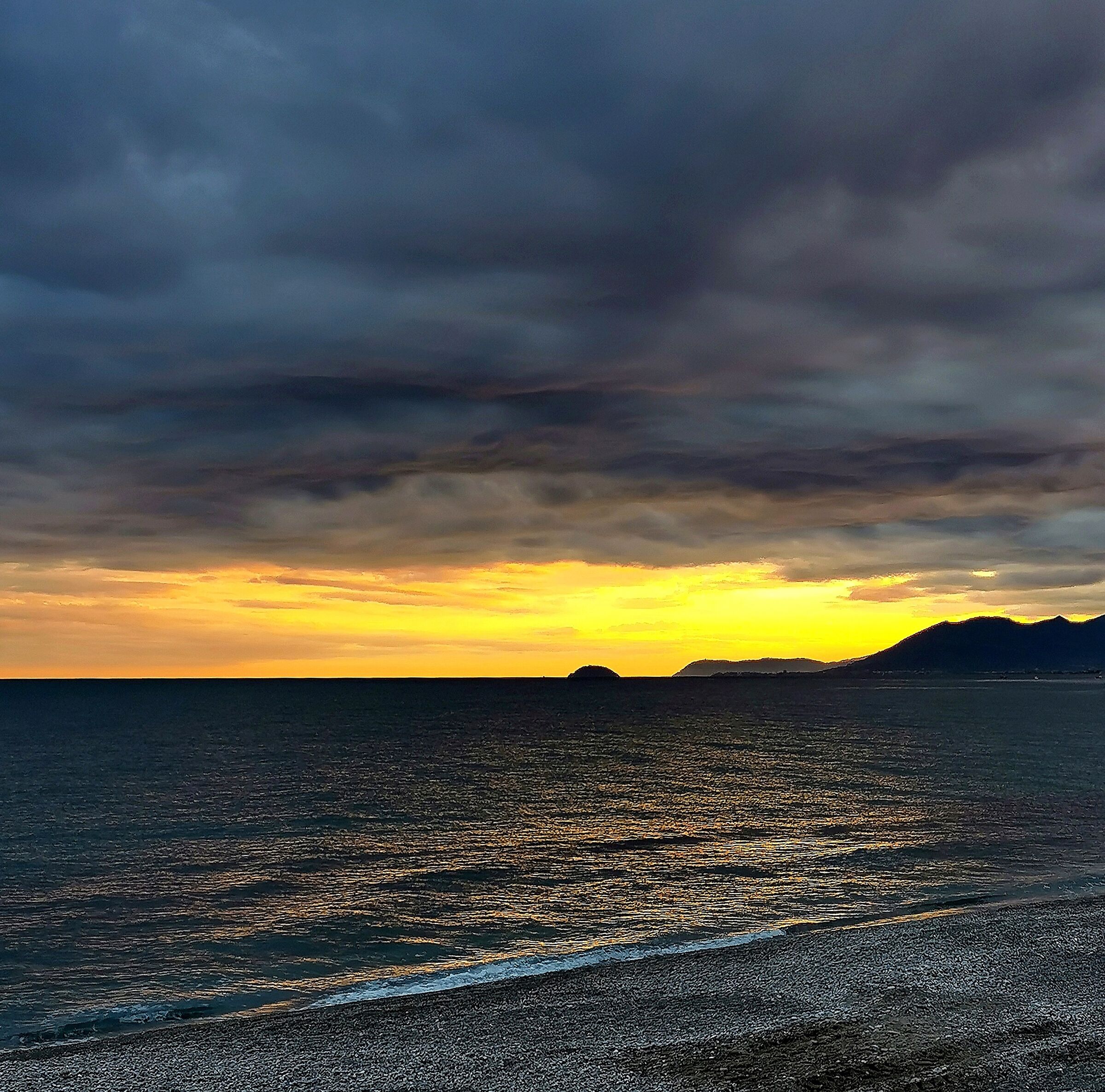 Tramonto "nero" in Liguria