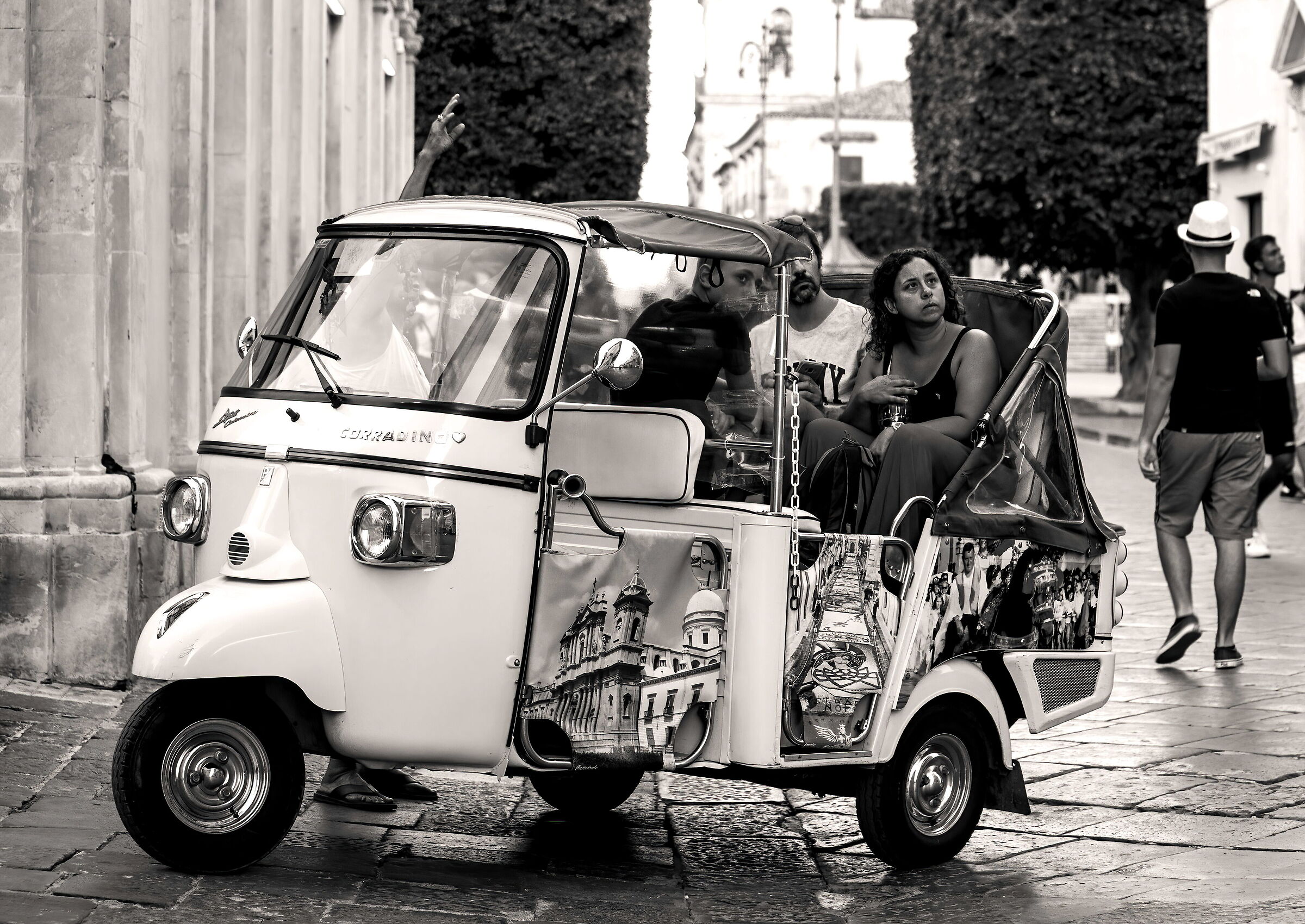 Bee tour through the streets of Noto