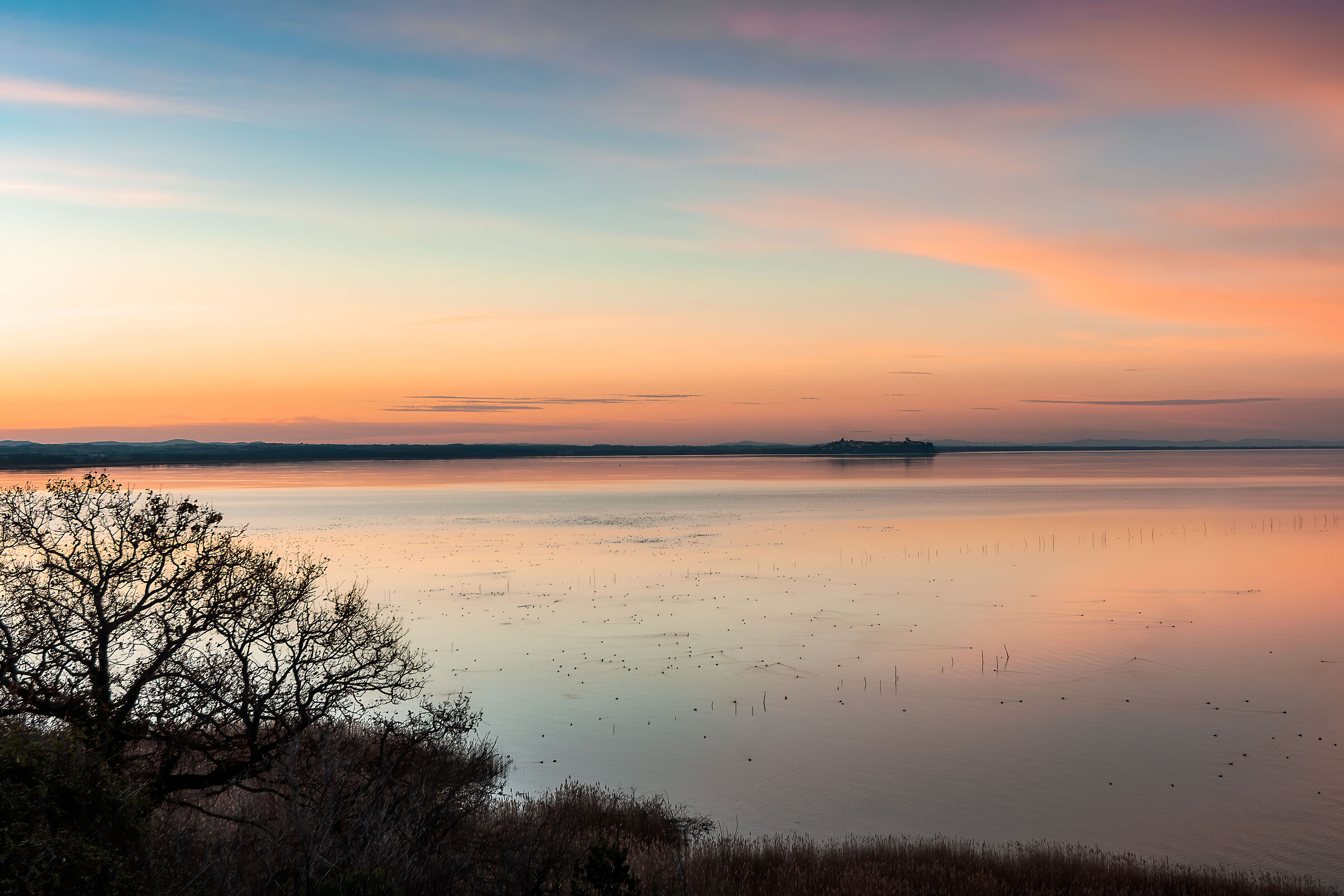 veduta sul lago trasimeno al tramonto