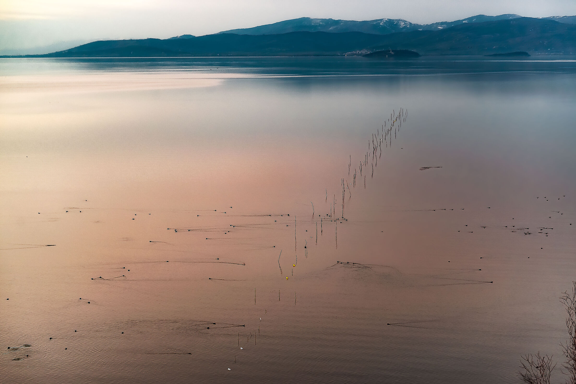veduta sul lago trasimeno al tramonto 2