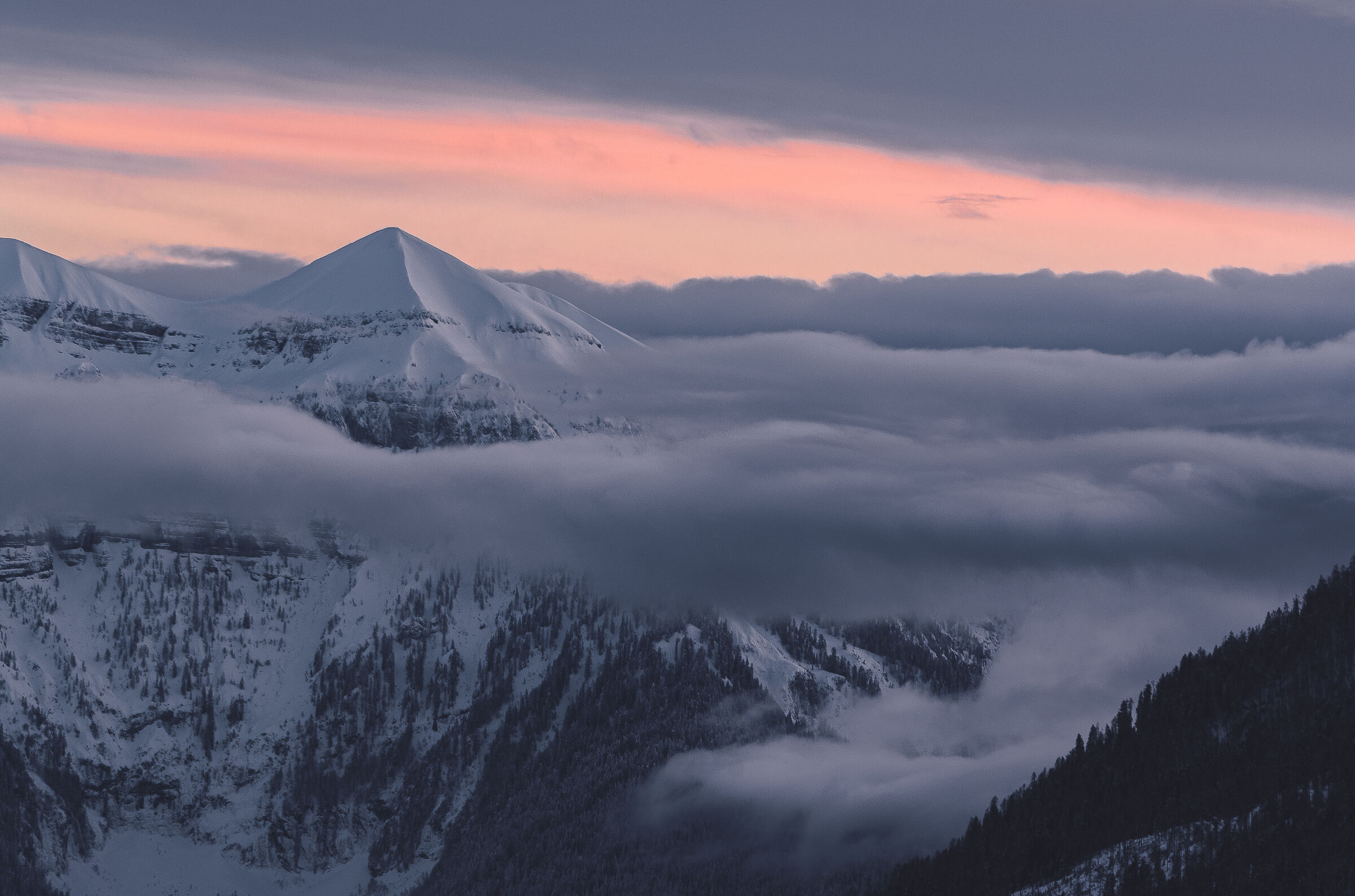 nuvole rosa e piramidi di neve