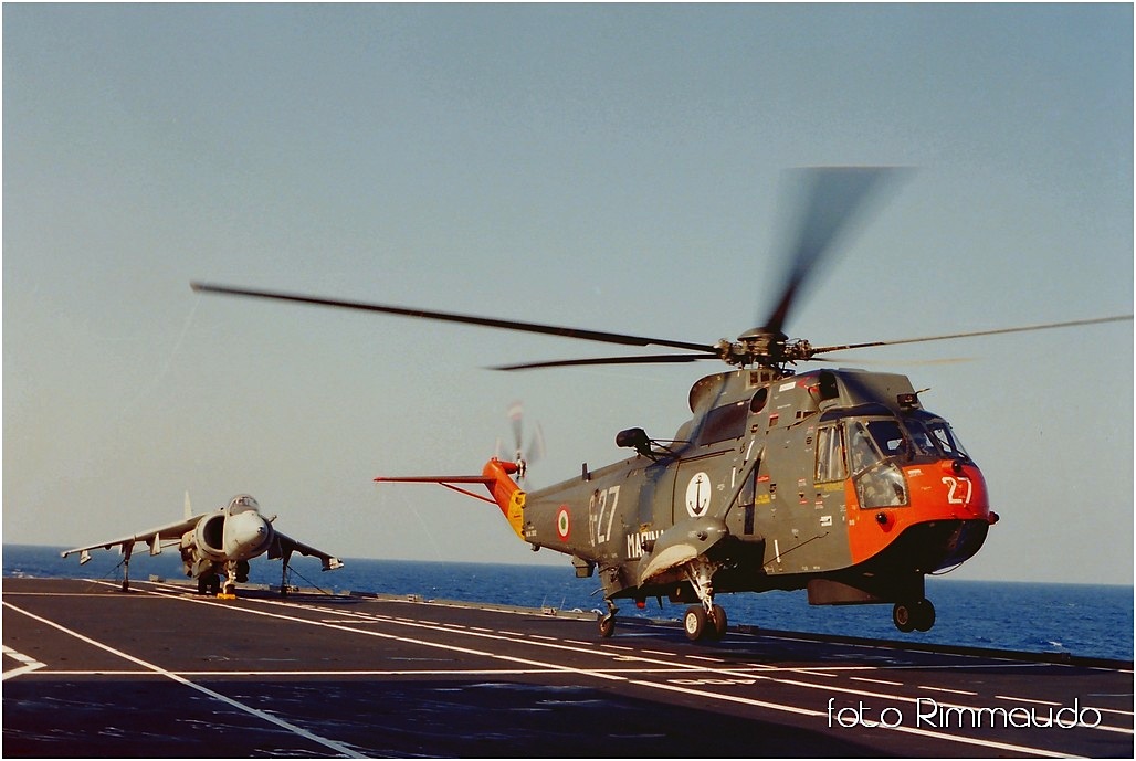 Garibaldi ship 1990-SH-3D on takeoff.