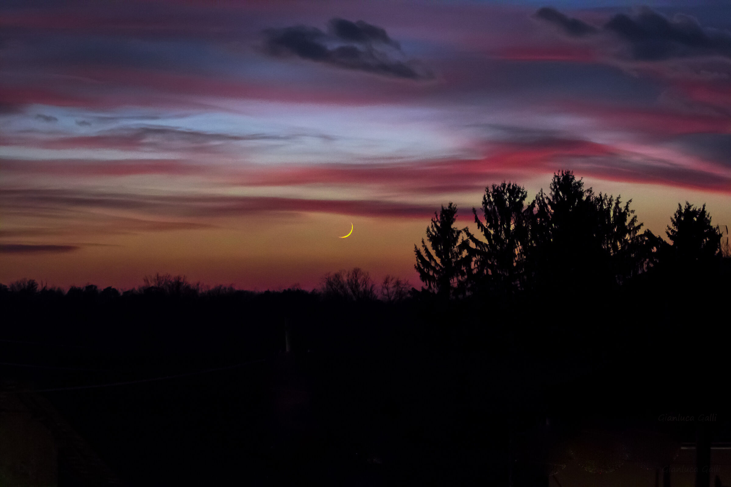 Luna nuova nel tramonto