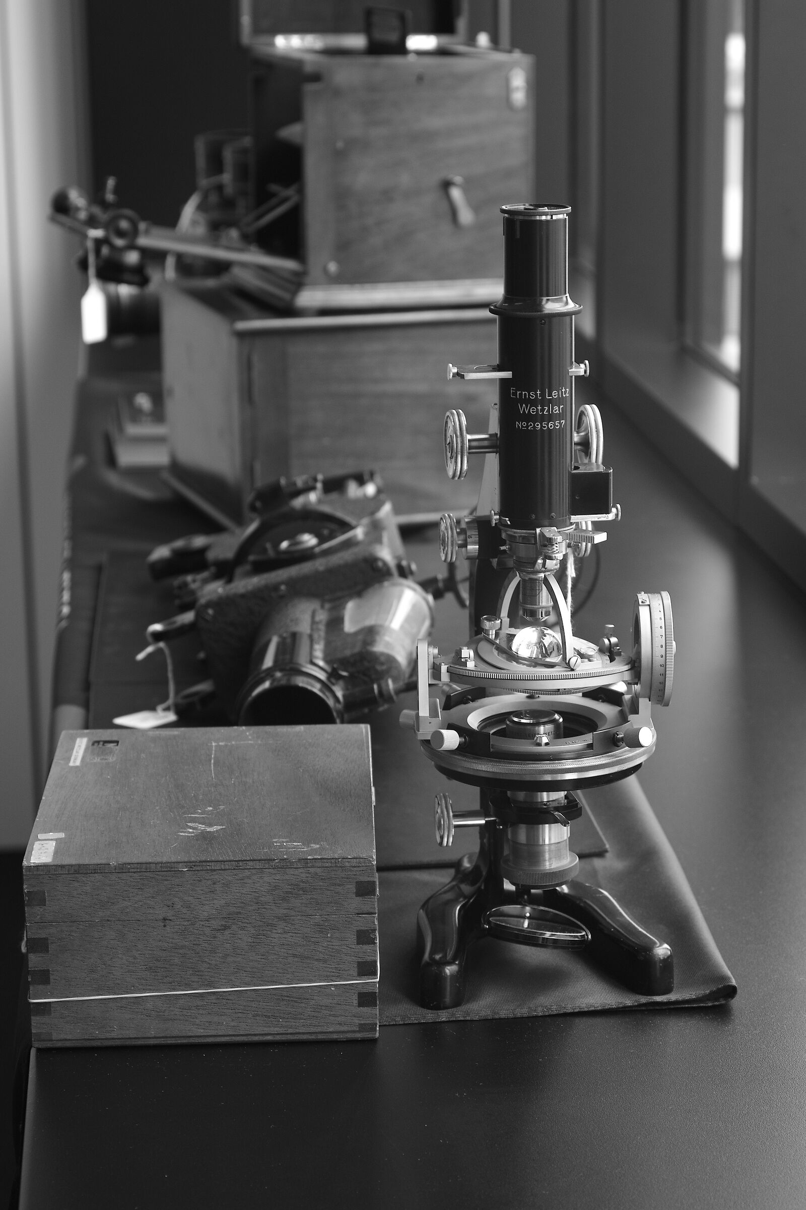 Leitz microscope with Zeiss pola disc