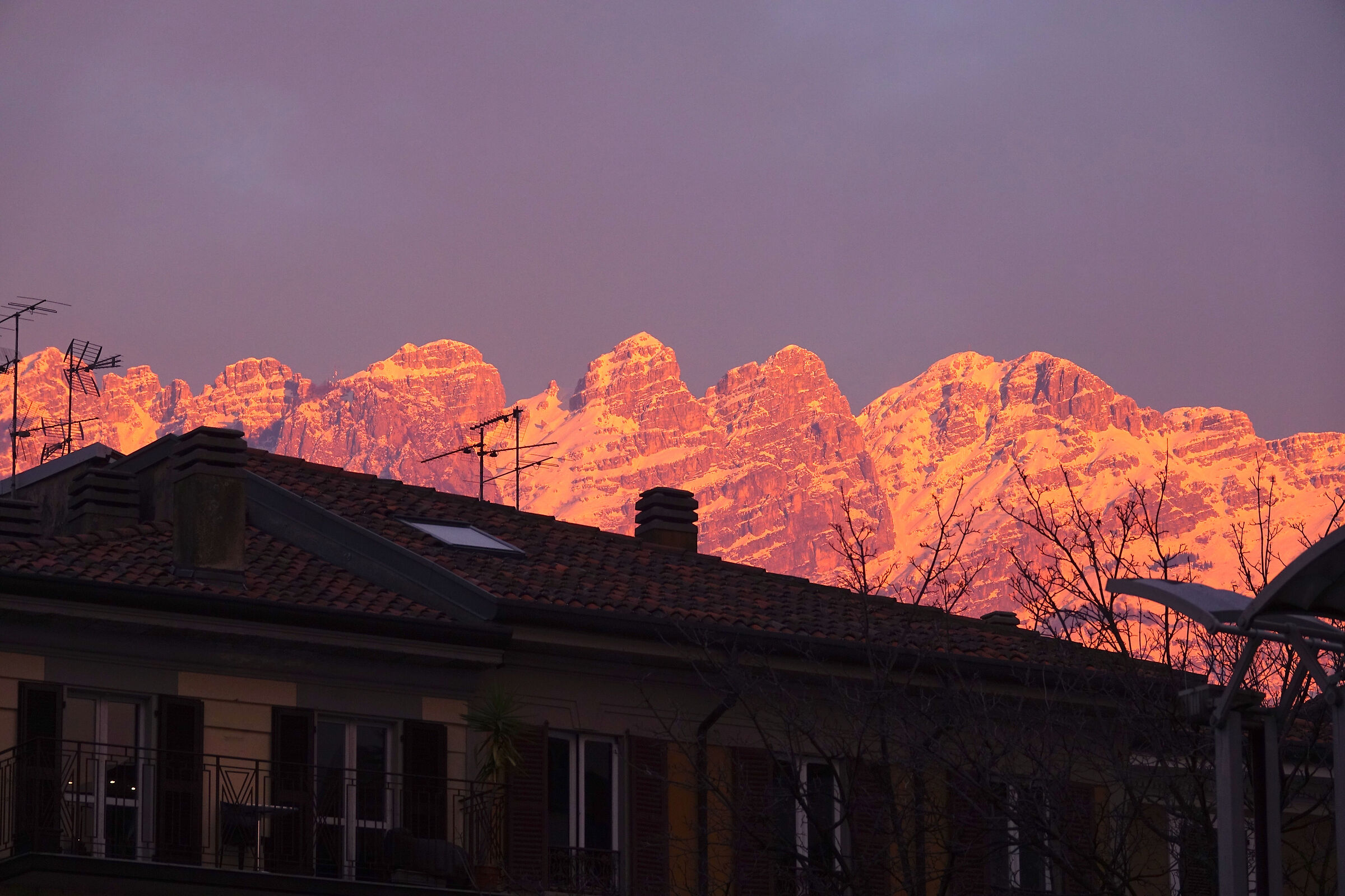 Il Resegone sopra il tetto