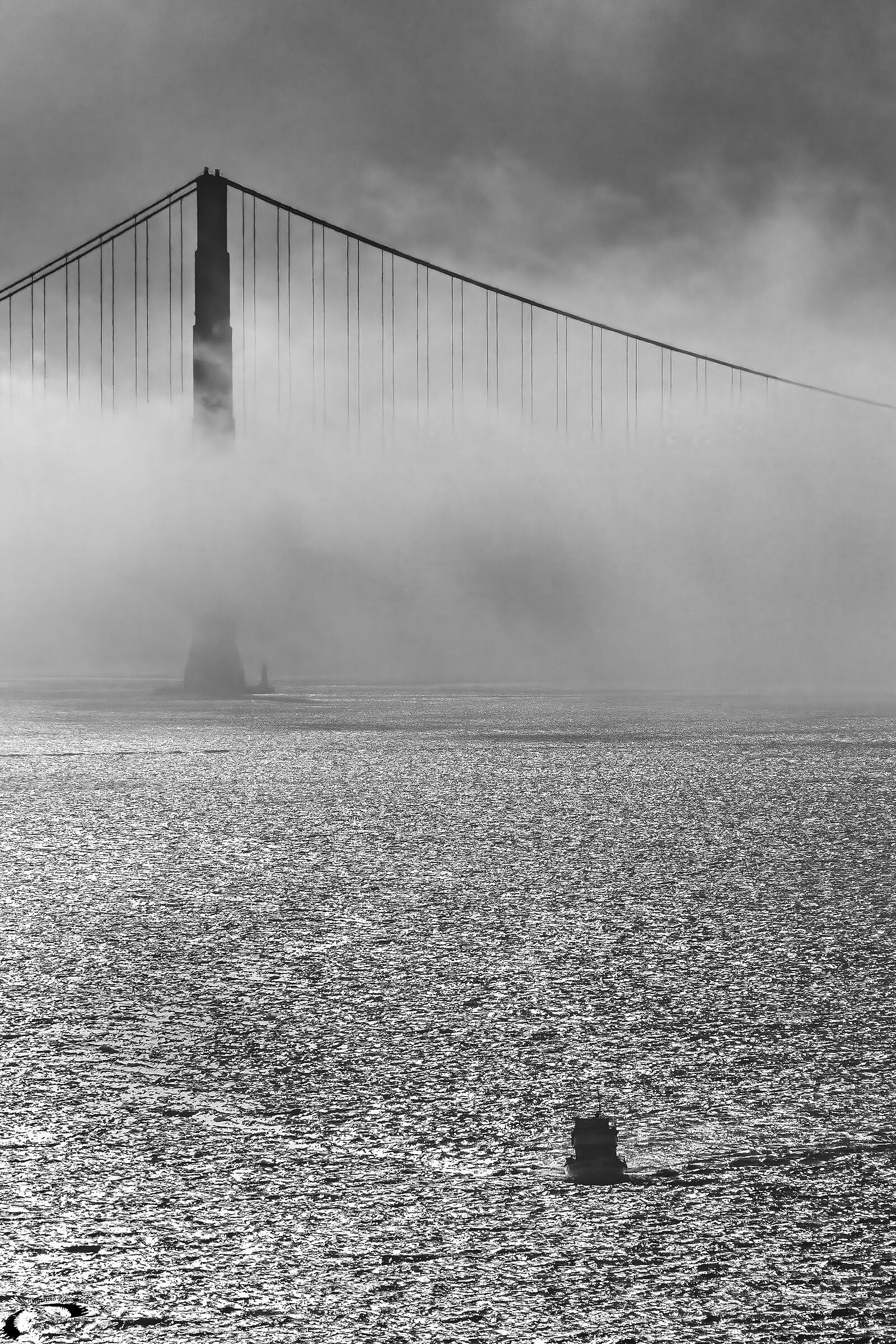 Il ponte, la nebbia e la barca
