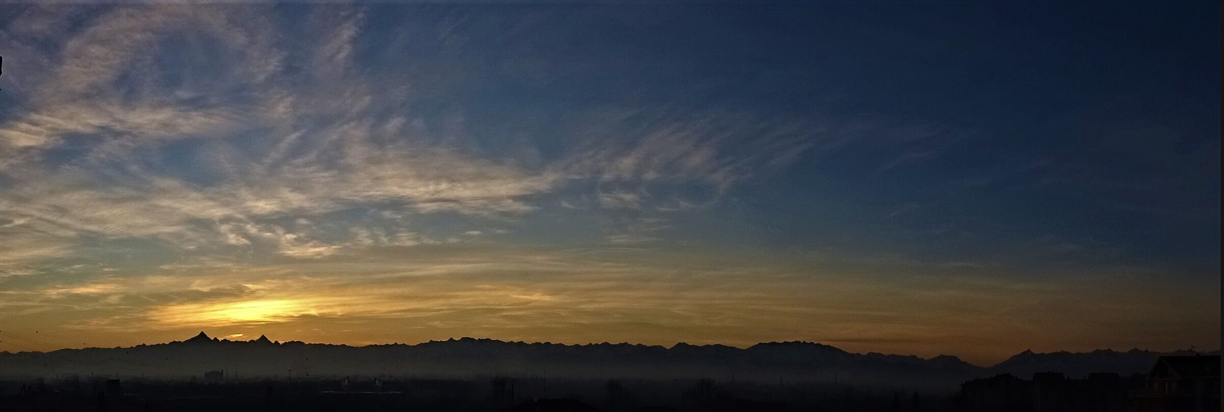 panoramica delle alpi occidentali al tramonto