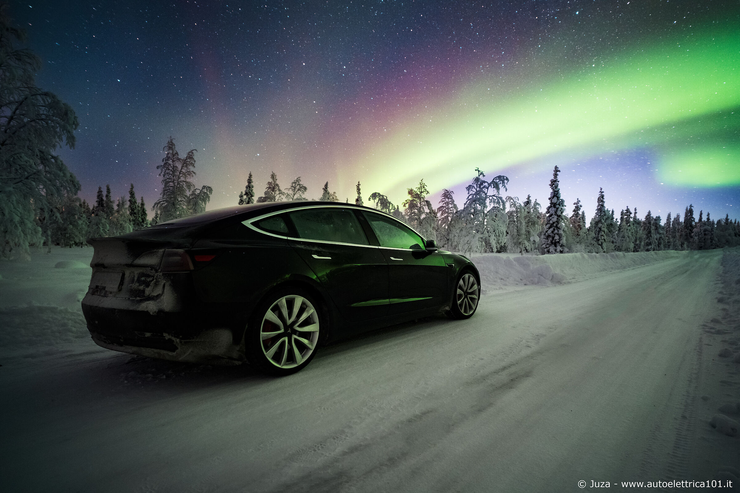 Tesla Model 3 e Aurora Boreale