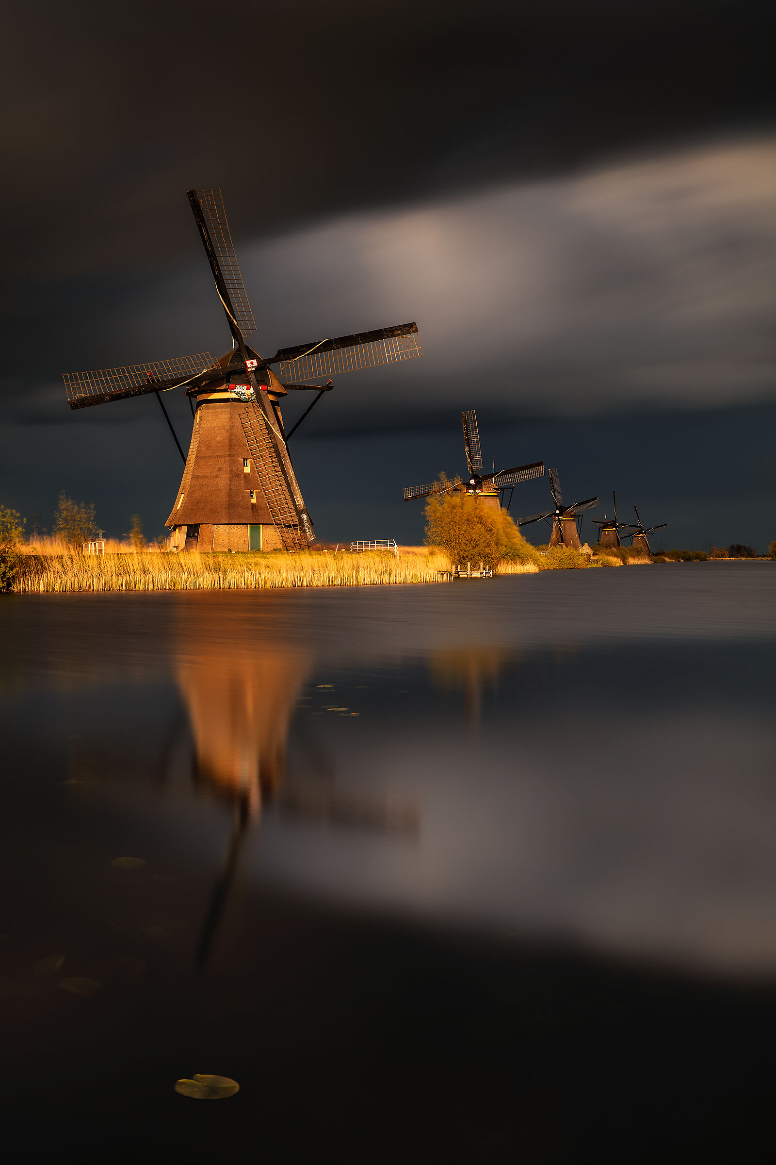Mulini a vento di Kinderdijk prima della tempesta