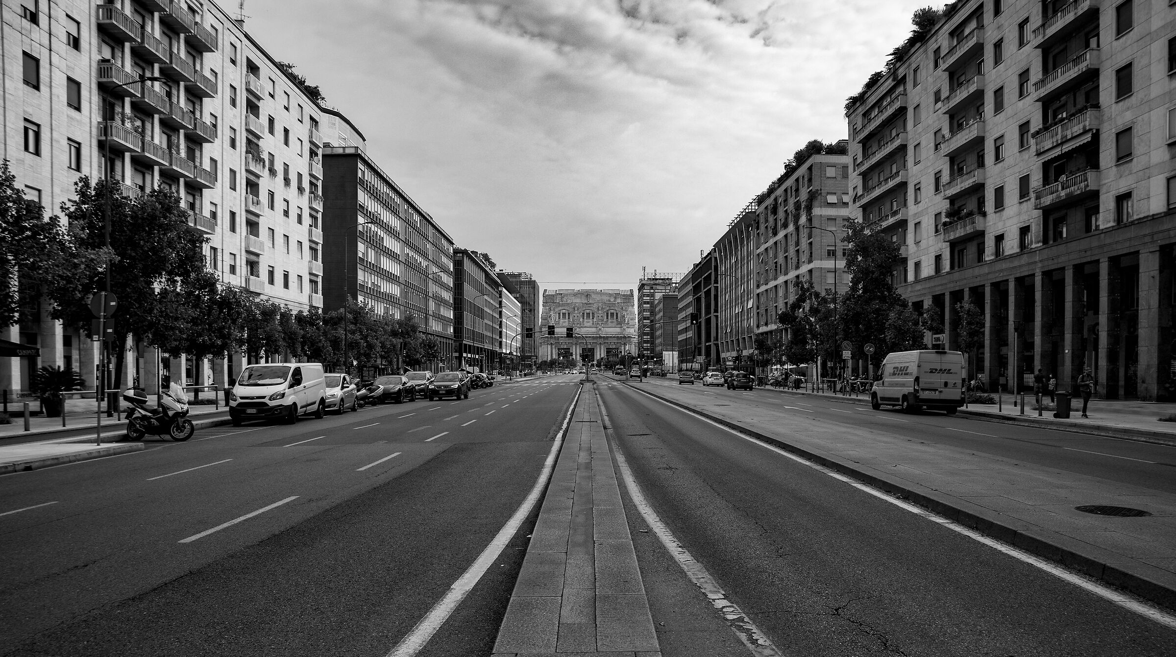 Attenzione! Allontanarsi dalla linea gialla!