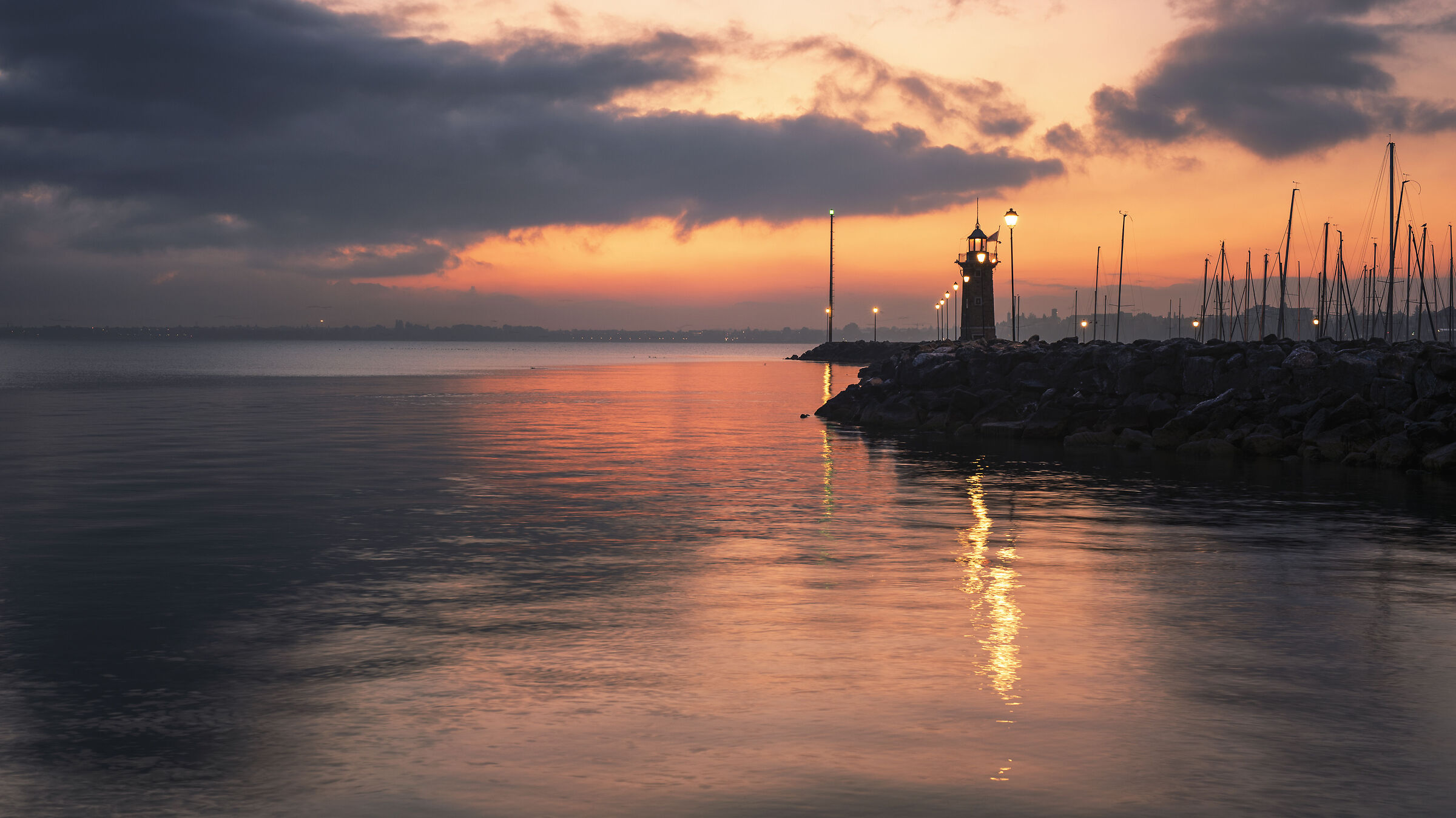 L'alba sul faro di Desenzano