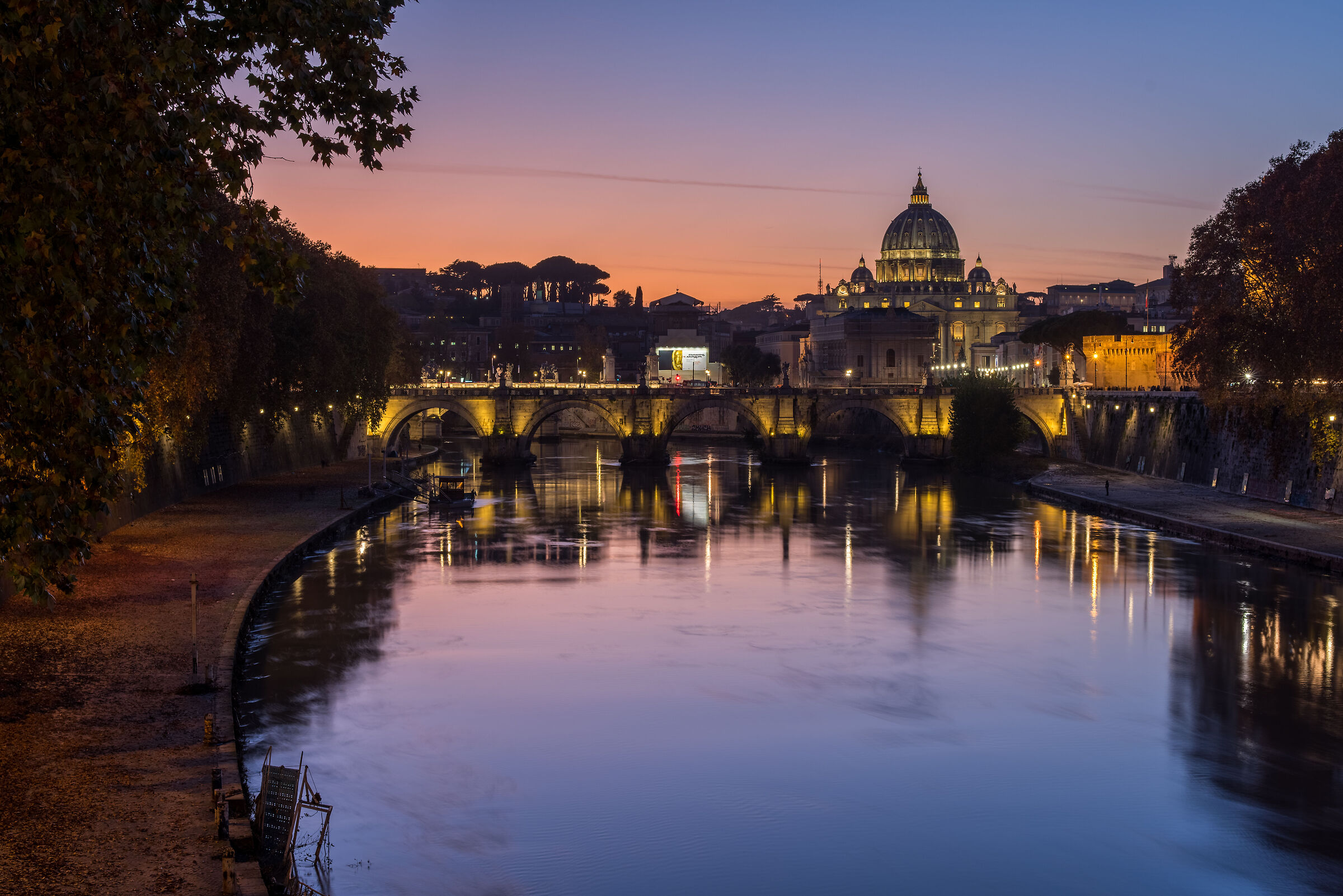 Roma il Tevere con San Pietro