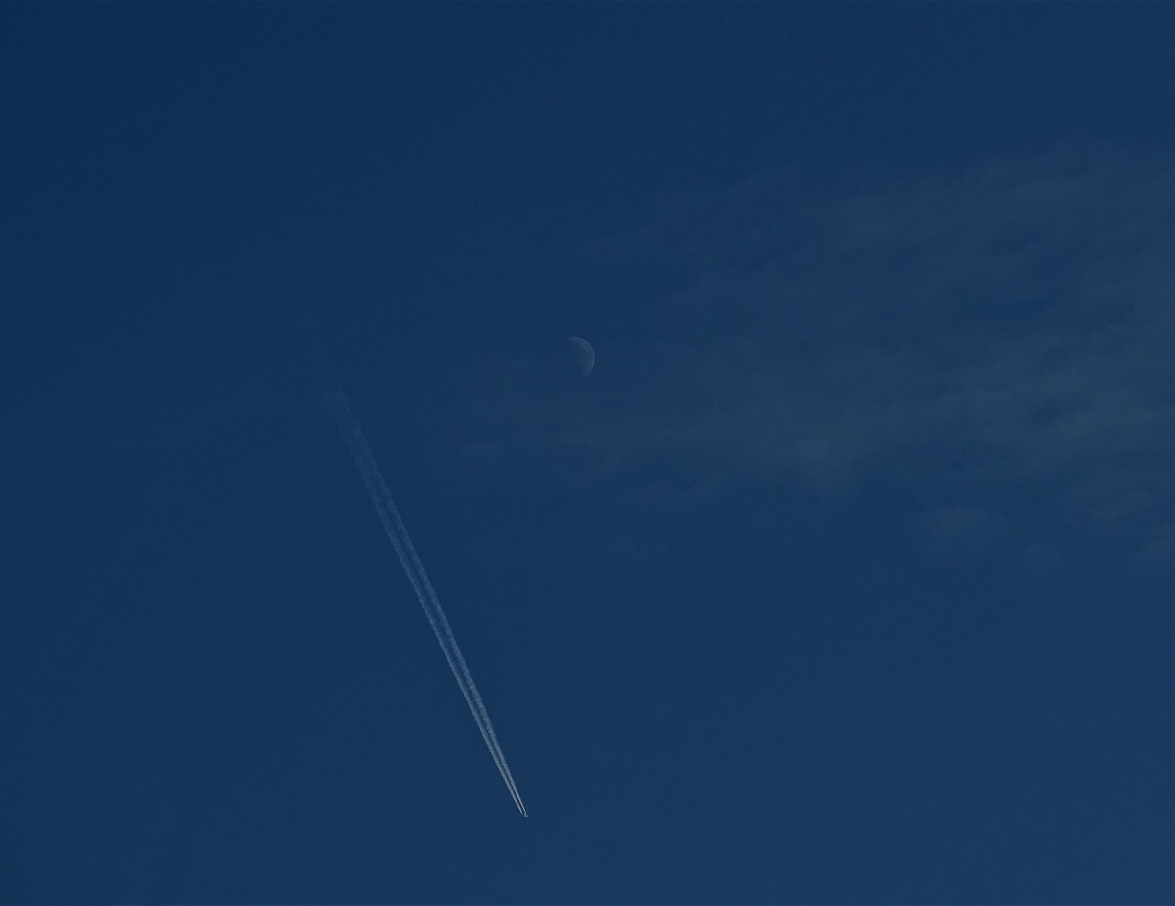 la luna e l'aereo nel cielo azzurro..