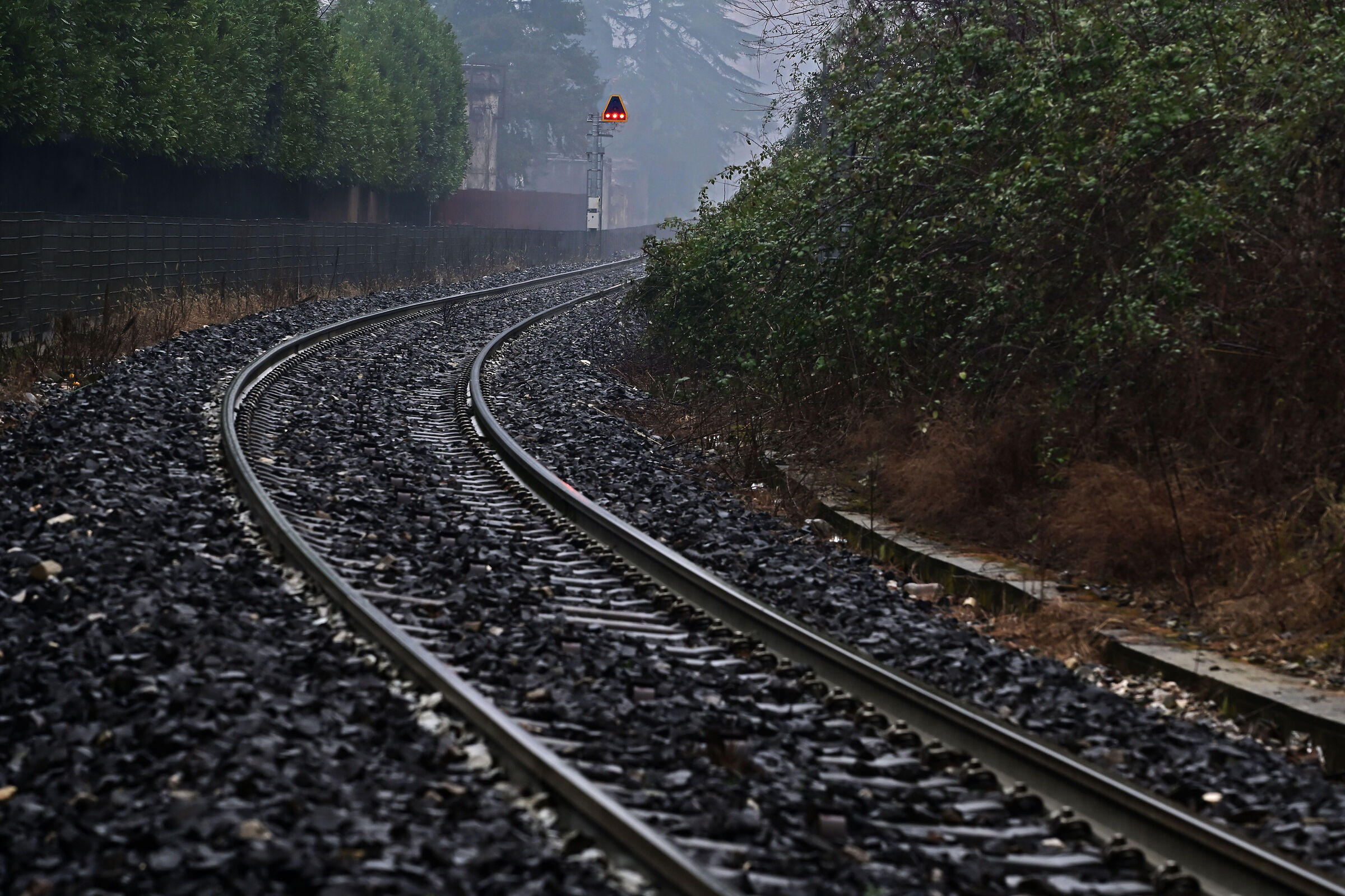 "Zona rossa" anche lungo i binari?