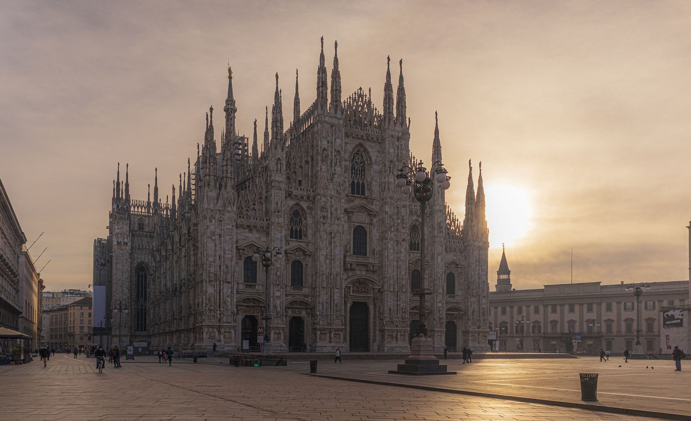 Il sole bacia la Madunina