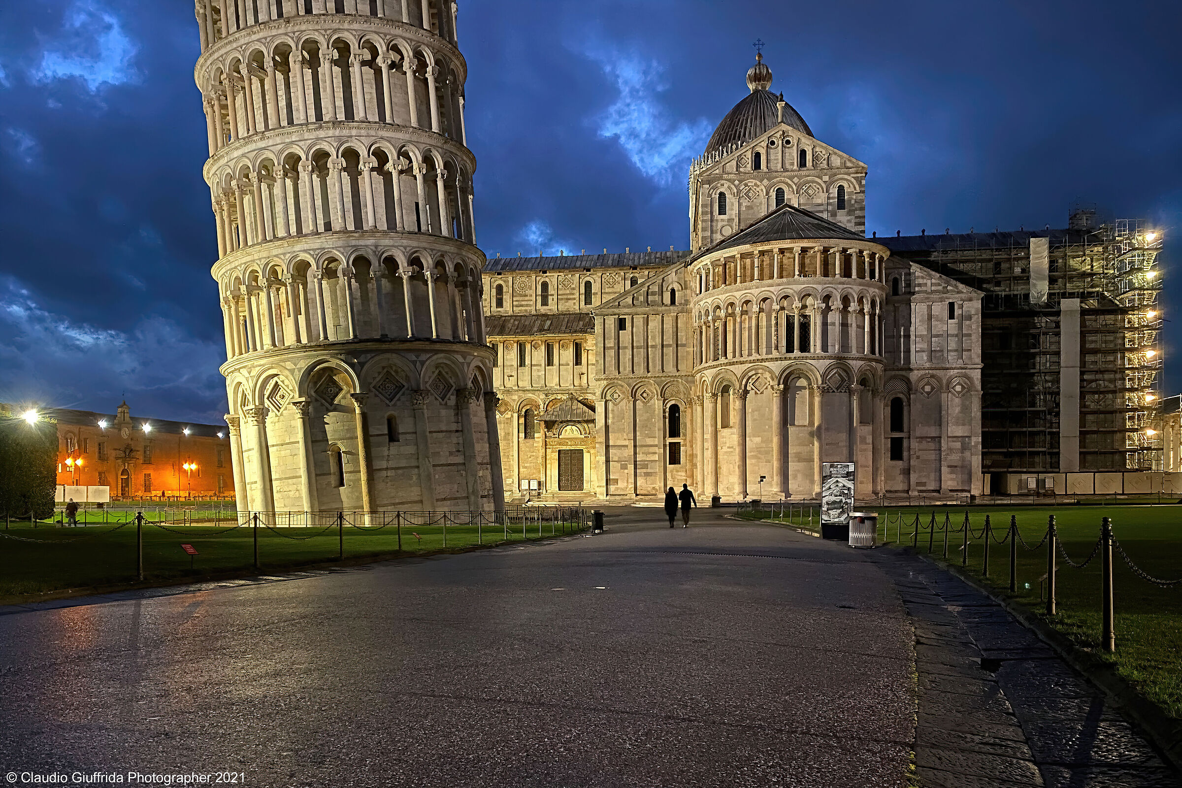 two steps to Piazza dei Miracoli