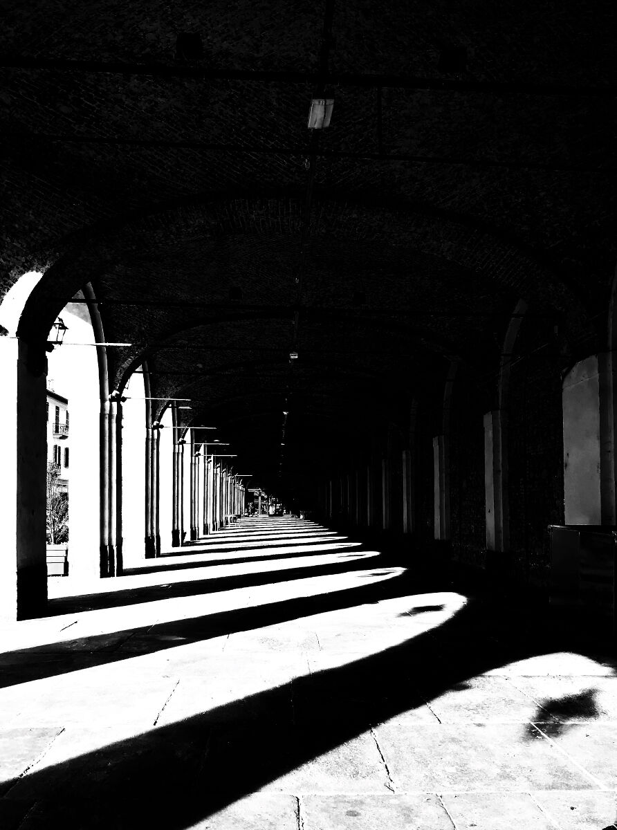 Dove c'é molta luce, l'ombra é pi&ugra...