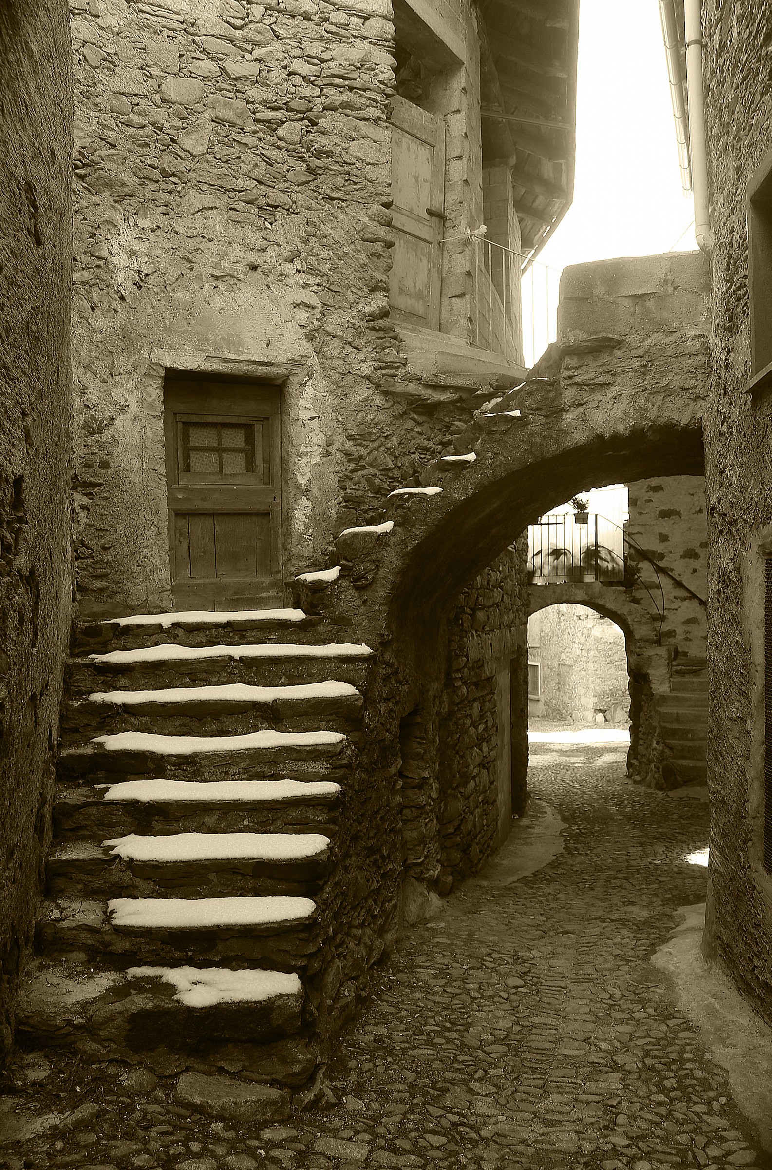 The cobbled streets with risch constitute a 'and