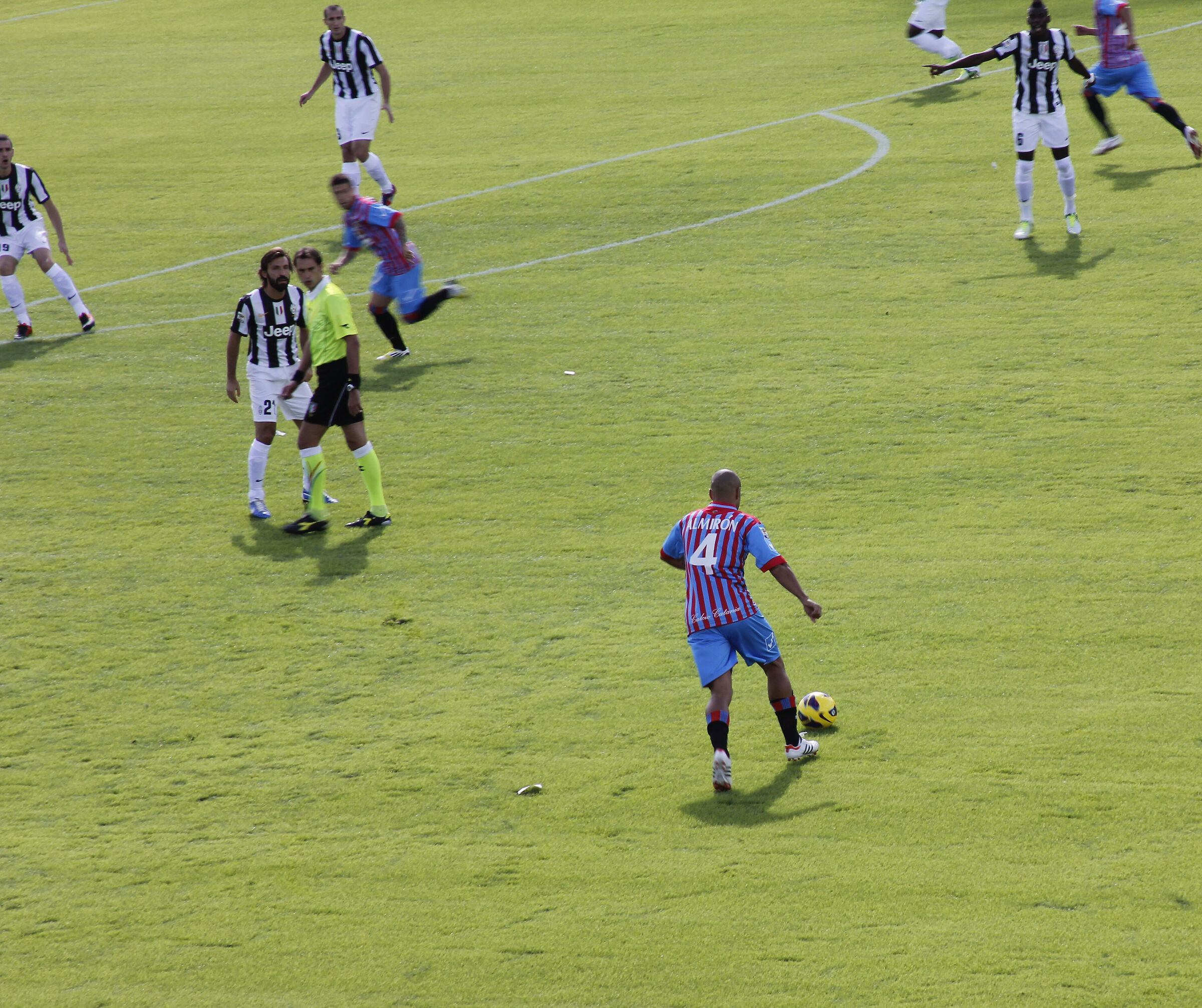 azione a centrocampo